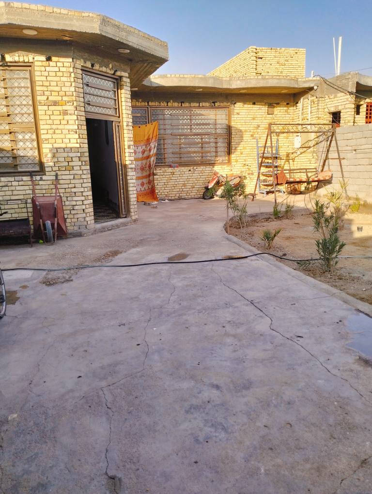 الدار للبيع زراعي المساحه 350العنوان المهيديه مقابل مجمع الشموخ السكني شارع مقابل تانكي المجمع بناء جديد طابوق وسكف كونكريت رباط ارظي شغل درجه اولى غرفتين كبار وصاله ومطبخ حار وبارد وديوانيه وصحيات داخليه وخارجيه وحديقه كبيره نقص ارظيه وستاره الشارع عرضه 10ماي وكهرباء ومجاري ونت ظوئي السعر خاص *********** ناصرية, ذي قار
