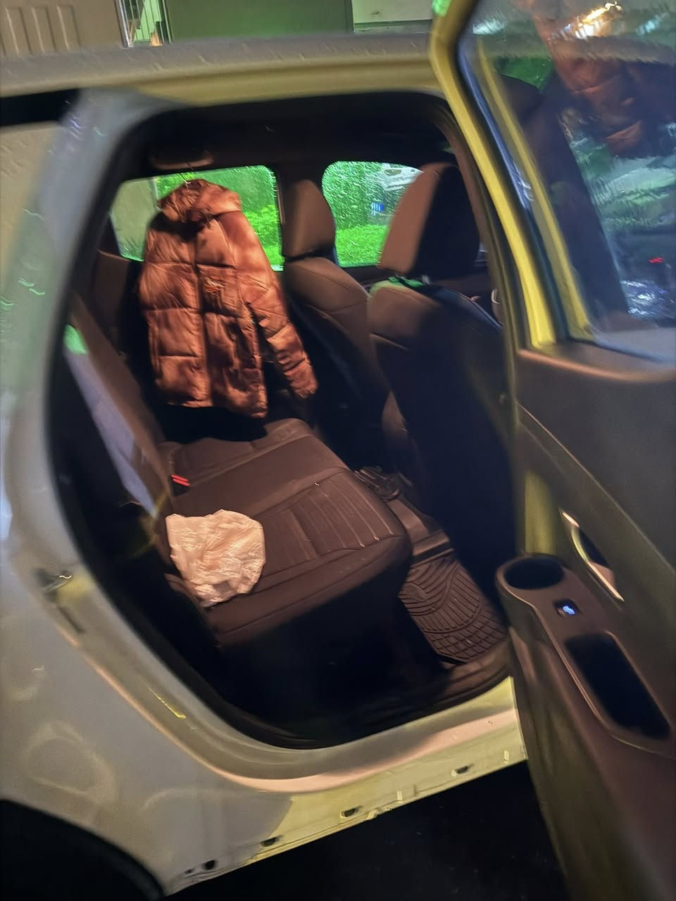 السلام عليكم هونداي سانتا كروز للبيع نص فول السياره جديده موديل 2024 بيهه جامله فقط  الرقم ***********
