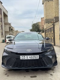 تيوتا كامري 2025 هايبرد  زيرو ماشية ٢٠٠ ميل مواصفات فول اعلى شي se بلص...