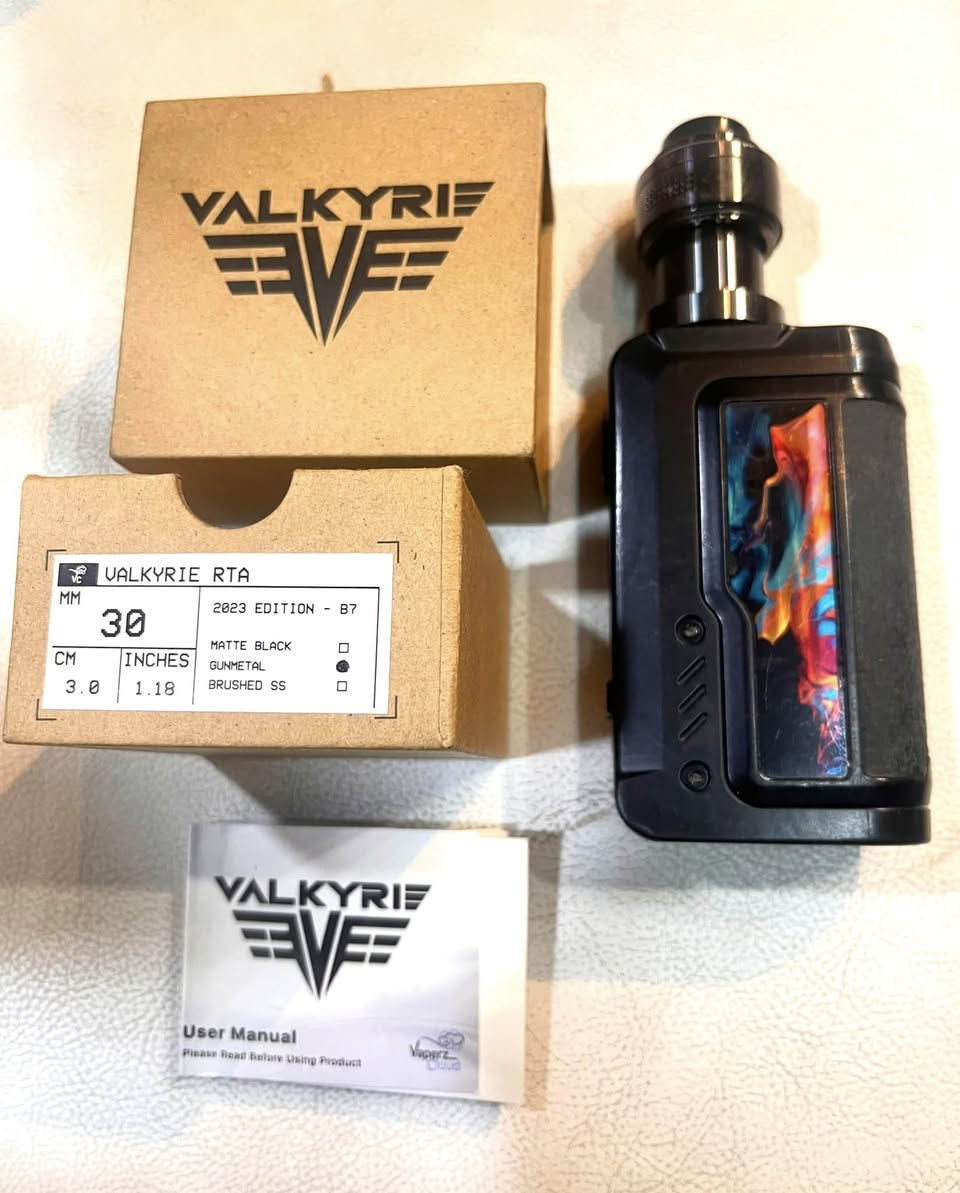هذه القطعة image.png هي نركيلة إلكترونية (Vape) متطورة واحترافية، وتتكون من قطعتين رئيسيتين (التانك والجهاز). الخزان (الـ Tank / Atomizer)
 الاسم التجاري: Valkyrie RTA (من إنتاج شركة Vaperz Cloud المعروفة بجودتها العالية).
 النوع: RTA (Rebuildable Tank Atomizer)، وهو تانك قابل لإعادة البناء يدوياً (تقوم بتركيب الكويلات والقطن بنفسك)، ويشتهر بإنتاج نكهة قوية جداً وسحب كثيف للبخار.
 القطر (الحجم): 30 مم (حجم ضخم وعريض يتسع لكمية جيدة من السائل ويتحمل كويلات كبيرة).
 الإصدار: نسخة عام 2023 (2023 Edition - B7). 2. جهاز الطاقة (الـ Mod)
 النوع: Box Mod (جهاز ذو قدرة وطاقة عالية).
 التصميم خارجي: يتميز بقبضة جانبية مكسوة بالجلد المريح، مع لوحة جانبية ملونة ومموجة بنمط الـ Resin الجمالي.
 الأداء والبطارية: الجهاز مصمم خصيصاً لاستيعاب التانكات الضخمة (مثل تانك الفالكيري 30 مم) بدون بروز حوافها، ويعمل عادةً ببطاريتين خارجيتين (من نوع 18650 أو 21700) ليمنحك قدرة واط عالية تصل إلى 200 واط لتشغيل الكويلات الكبيرة بكفاءة. السعر 55 الف وبيها مجال بسيط القطعه نضيفه مستخدمه استخدام قليل ناقصها فقط الجام مال تانك فقط ✨💯


**إذا كنت صاحب هذا الإعلان وتريد حذفه لأي سبب، رجاءا أرسل رسالة إلى الدعم الفني**