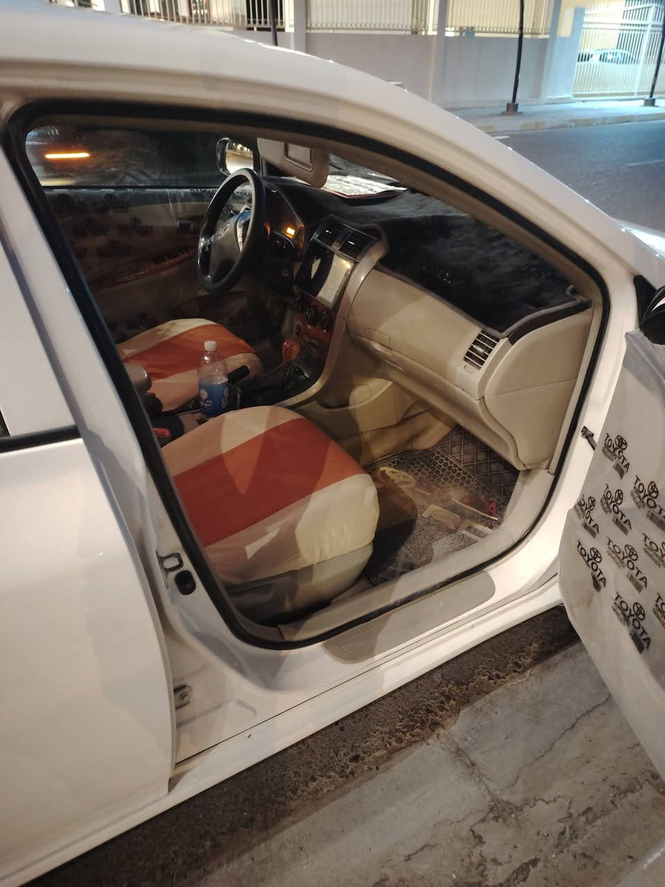 السلام عليكم.
كورلا ٢٠١١ خليجي رقم بغداد تحويل مباشر رقم انكليزي بيها ٥ قطع صبغ صبغ ابيع حزام تبريد شغال مع كافة التفاصيل مذكورة بالسونار مرفق مع الصور.
السعر ٩٥ وبيها مجال 
الشراي يتصل وبلخدمه
***********
المكان الكرمة
