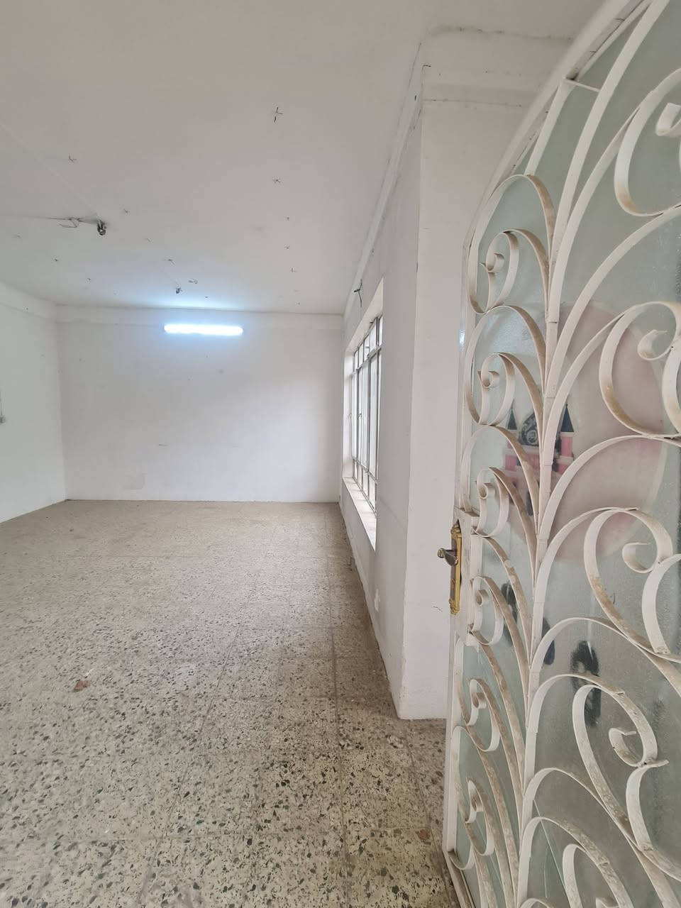 للأيجار الدار طابق واحد (المساحة200م)

حي الصديق الاولى قرب مسجد محمد رسول الله

اغرفتين نوم  وهول موزع واستقبال واسعة ومطبخ  وصحيات وحديقة وكراج وسطح 

للأستفسار مراجعة مكتب الوطن للتجارة العقارات 
الموصل حي البلديات من جهة السكر قرب مول سانكو 

او اتصال بالأرقام التالية 
كورك ***********
آسيا ***********
