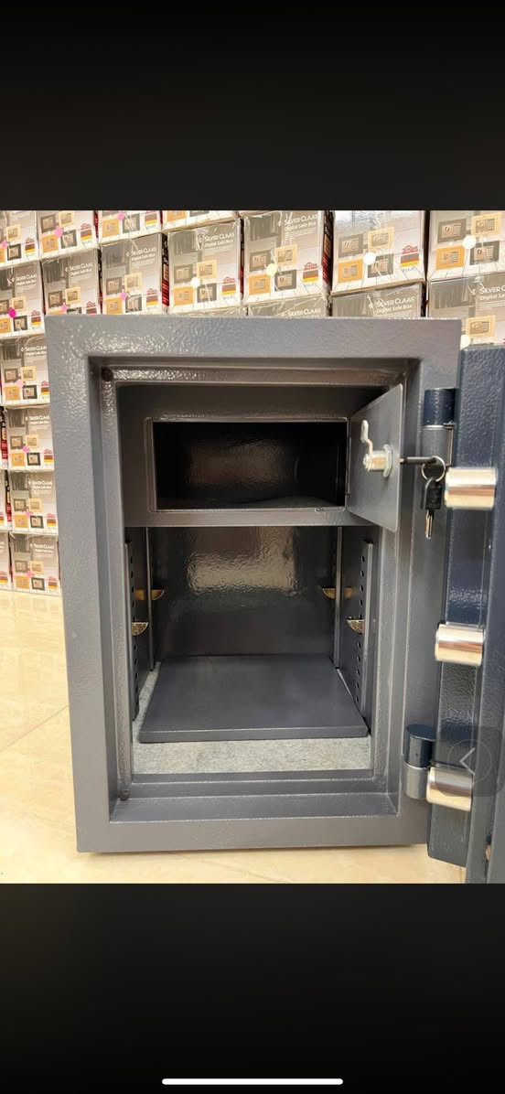 قاصات الامان🦅
قاصة كراون
الارتفاع 50سم
العرض 35سم
العمق 42سم
الوزن 55كيلو
سعر 160 الف شامل توصيل 
الاستفسار :***********
