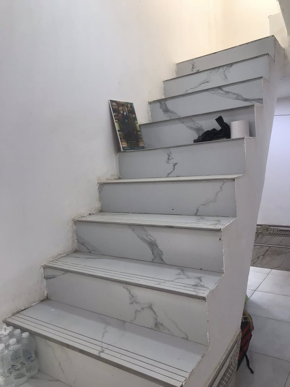 معروض لدينا في المكتب بيت للبيع المساحة 110 م زراعي طابق واحد عكادة البناء كلة طابوق حديث ) العنوان البيت ازديناوية قرب مدرسة صفي الدين كافة الخدمات متوفرة كهرباء وماء وانترنيت بلباب الاتصال على *********** ابو علي الاسدي
