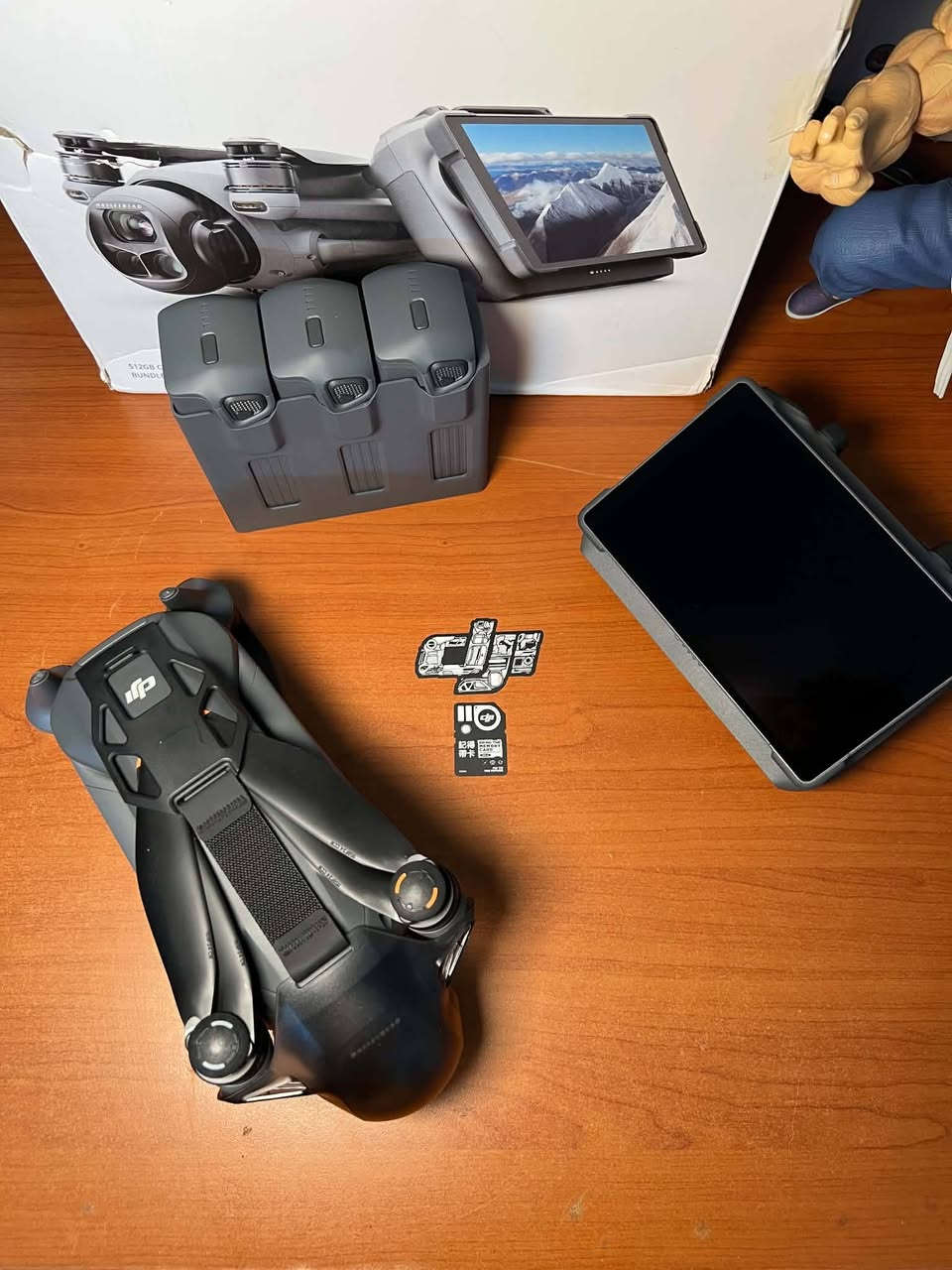 DJI MAVAC 4 PRO COMBO RC PRO 2 
بقرص SSD مدمج بسعة 512 جيجابايت مدة طيران 51 دقيقة ابقَ على اتصال دائم عبر مسافات شاسعة مع تقنية DJI O4+، التي توفر نقل فيديو فائق الثبات وعالي الدقة لمسافة تصل إلى 30 كيلومترًا مع أقل قدر من التأخير 
دقه الكامره 6K بمعدل تصل 60 اطار في الثانيه 
طبعن موصفات هواي بس ماكدر اكتب كل الموصفات 
للستفسار اكثر المراسله او التصال ***********

