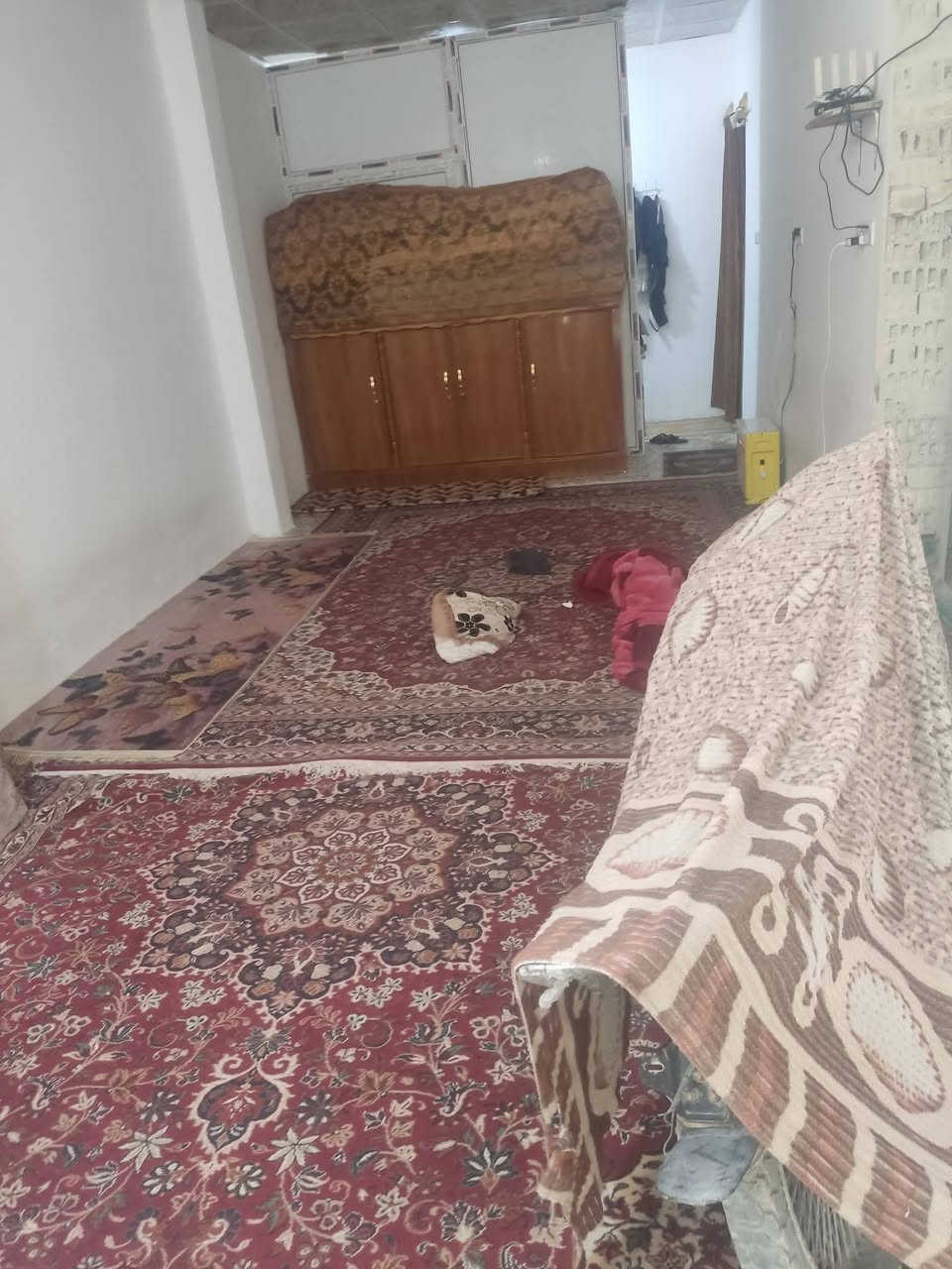 عندي بيت للرهينه 100متر نداء شارع جامعة الكفيل بي غرفتين وستقبال وتخاريج رهينته ***********
