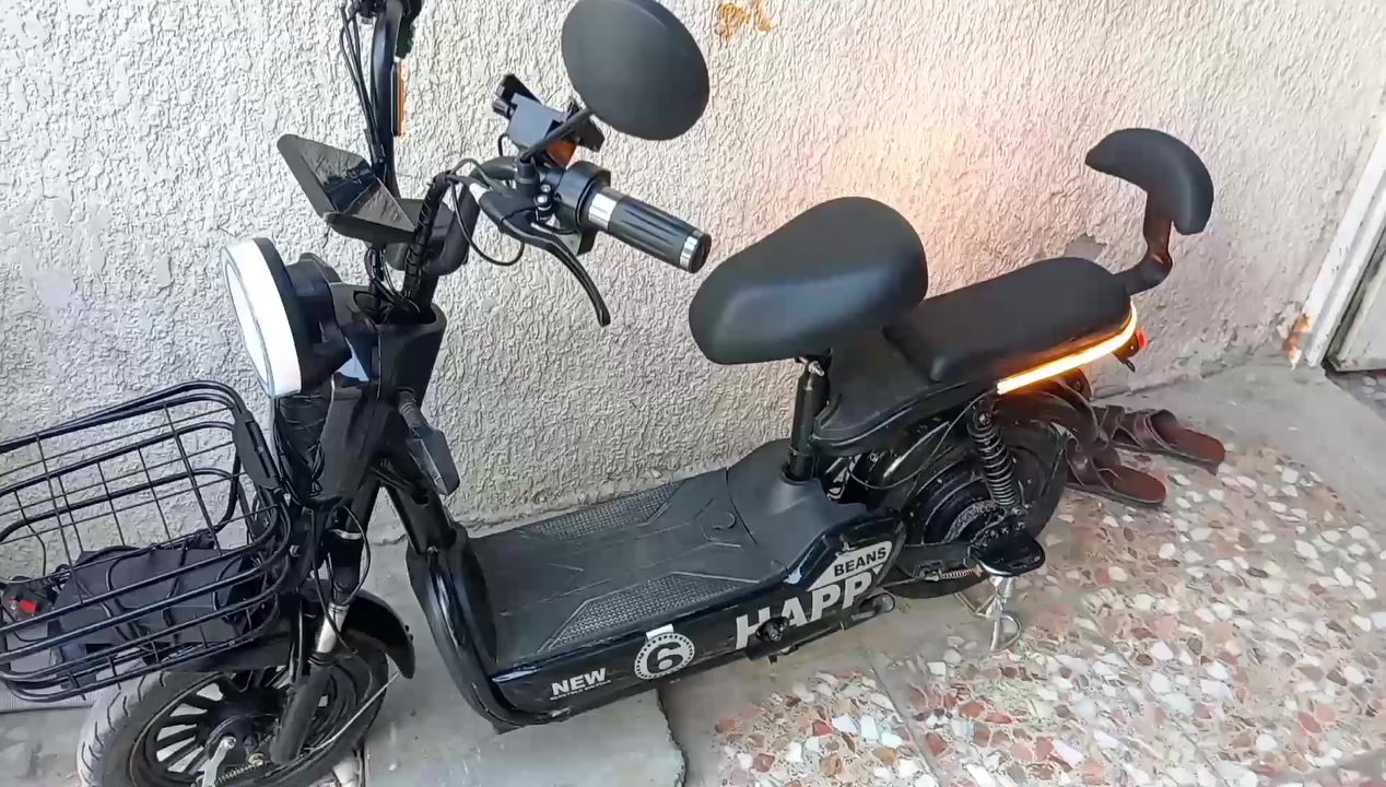 دراجه كهرباء شحن جديده بطاريات جديده ما مستعمله شي قليل للبيع السعر ٢٥٠ اتصال ***********
