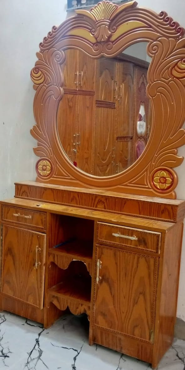السلام عليكم بيع مستعجل غرض تحويل بيت غرفه نوم وثلاجه ومجمده وغساله مليون ١٠٠ وبيها مجال مكاني بغداد على السياحي مقابل حسينيه المعامل ***********
