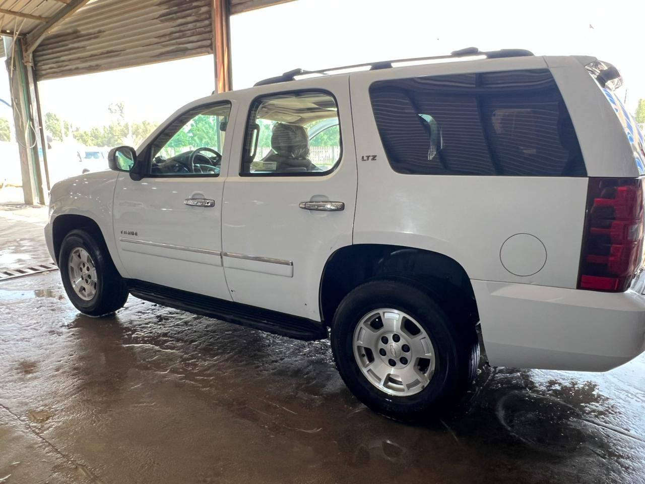 السلام عليكم ورحمة الله وبركاته
تاهو خليجي ملكي 2010 فول لفول رقم بصره تحويل ثاني يوم 
السياره بيه صبغ بابين وجاملغ فقط جاهزه الاخير حداديه كلشي جاهزه 
السعر 175
الاتصال ***********
