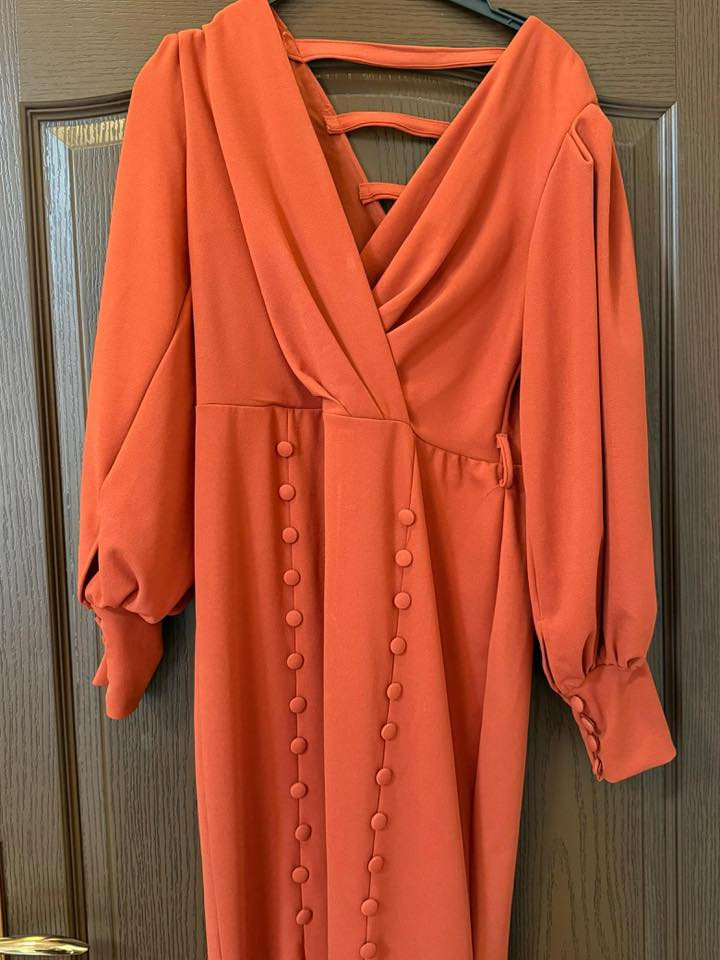 فستان للبيع ١٥ الف تصفية محل عنوان كركوك ***********
