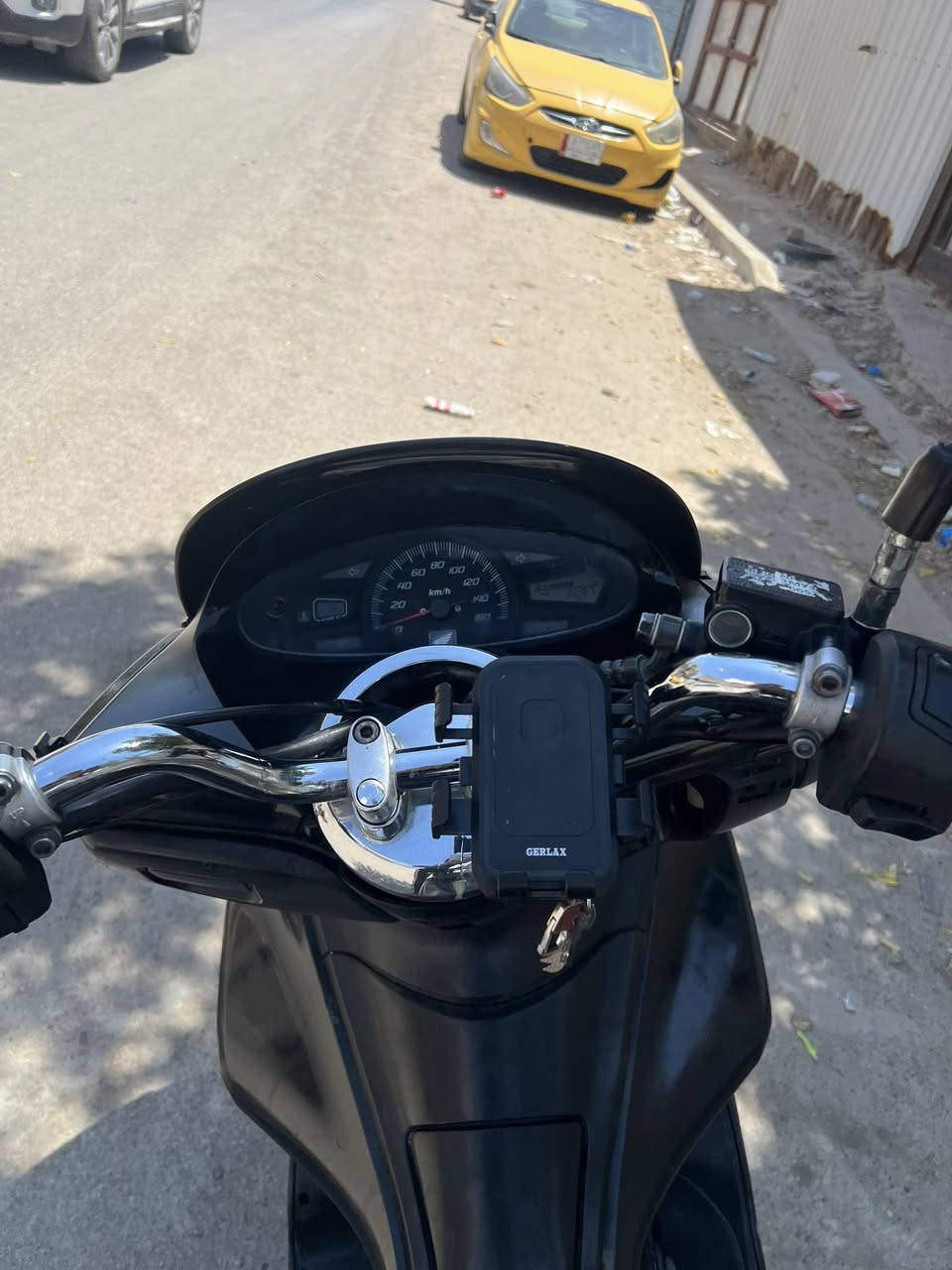 السلام عليكم PCX جيل الاول ياباني كهربائيات كلهة شغاله اشاير لايت سكن عدسات سستم صوت ممشه قليل اوراق كامله تايرات جدد بنزات جدد كفرات دراجه كلهة بلاديه ما ملعوب بيهة محرك ناعم لا صوت ولا شي جديد دراجه مال بيت نقص فقط ستان التعليك . سعر 975 وبهية مجال. مكاني بغداد الشعب  .***********
