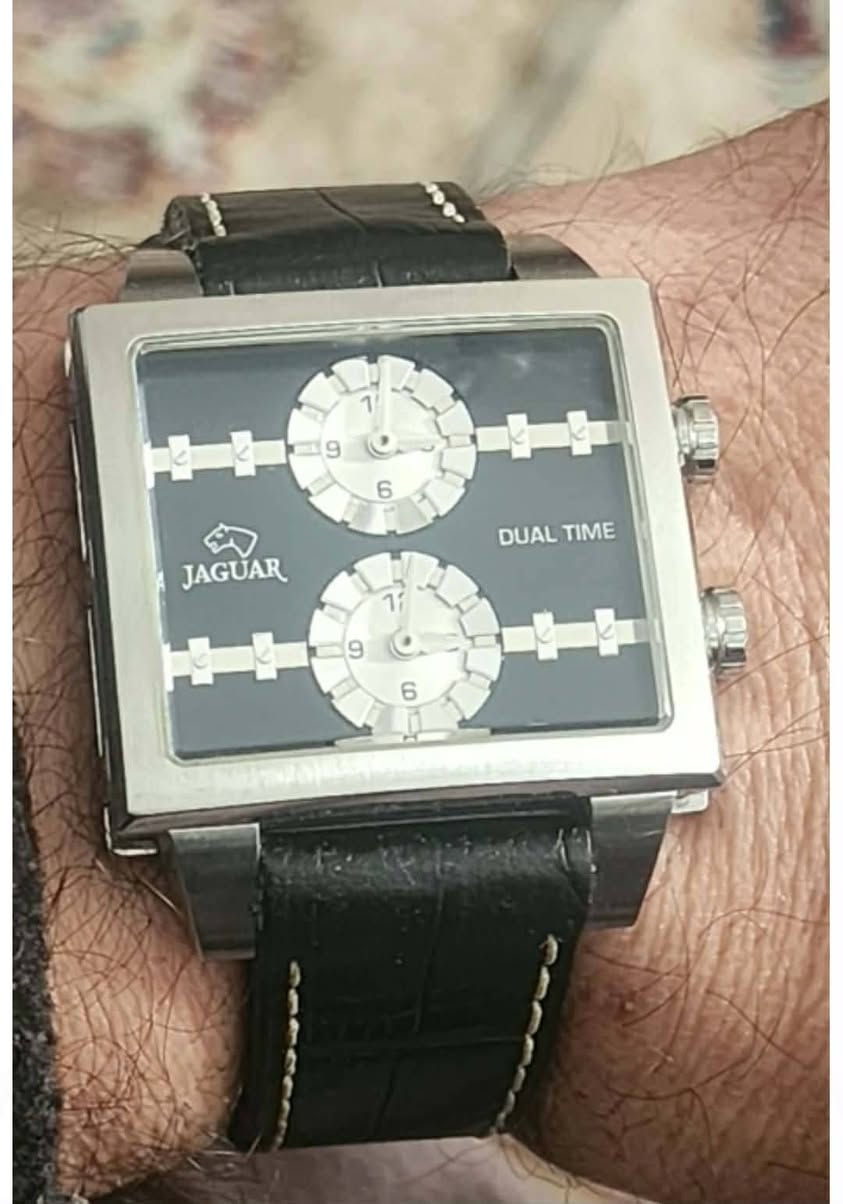 حرصناا دائمآ نجمع لكم بين الدقة المتناهية والتصميم الكلاسيكي  ولمحبي التميز.
​ وللباحثين عن الأناقة السويسرية الخالدة.. تجدونها عندنا (محمود العزاوي لنوادر الساعات )​⌚ ساعة جاغوار (Jaguar) سويسريه الأصلية - Dual Time
​للبيع ساعة جاغوار ملكية بتصميم مربع فريد، تتميز بنظام التوقيت المزدوج (مينائين منفصلين) لعشاق الأناقة الجريئة والتميز.
​الهيكل: ستيل فاخر مقاوم للصدأ.
​الحزام: جلد طبيعي أسود بنقشة التمساح.
​الحالة: نظافة ممتازة وعمل دقيق.
​"قطعة فنية تجمع بين الهيبة والفرادة على معصمك. فرصة لا تتكرر لهواة التميز." حلة, بابل


**إذا كنت صاحب هذا الإعلان وتريد حذفه لأي سبب، رجاءا أرسل رسالة إلى الدعم الفني**