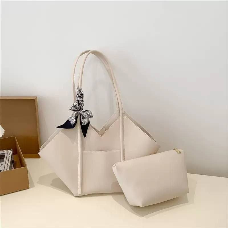 ✨جنط نسائية موديل راقٍ وأنيق
👜تصميم عصري ومميز يلفت النظر
 تجي وياها بوك صغير نفس اللون لزيادة الأناقة والفائدة
 خامة مرتبة وشكل فخم يناسب مختلف الأذواق
 متوفرة بعدة ألوان جميلة ومطلوبة


**إذا كنت صاحب هذا الإعلان وتريد حذفه لأي سبب، رجاءا أرسل رسالة إلى الدعم الفني**