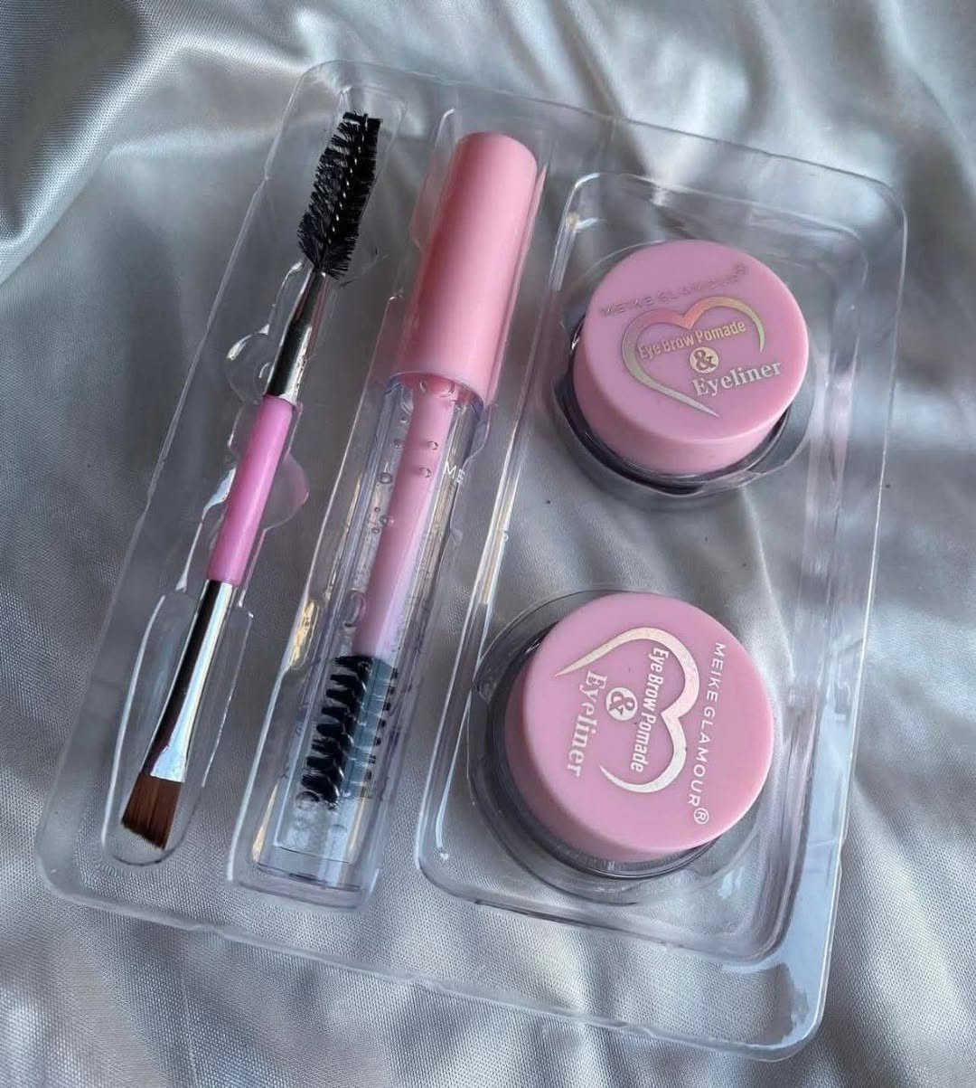 بكج الحواجب يتكـون من 4 قطـع من ماركـة 
MEIKE GLAMOUR مايك جلامور ✔️🎗
🎗جـل حاجب لـون جوزي فاتح وغامق 
وتكدرين تستخدميـنة ايلاينـر و كُحل
🎗مسكارة شفافـة لتثبيت الحواجب 
🎗فرشـة طرفيـن تمشيط و رسم الحاجب
ضد الماء وثابت 24 ساعـة بكج متكامـل ولطيف تكدرين من خلالـة ترسمين
 الحاجب بطريقـة حلوة ومرتبـة ✨💅


**إذا كنت صاحب هذا الإعلان وتريد حذفه لأي سبب، رجاءا أرسل رسالة إلى الدعم الفني**