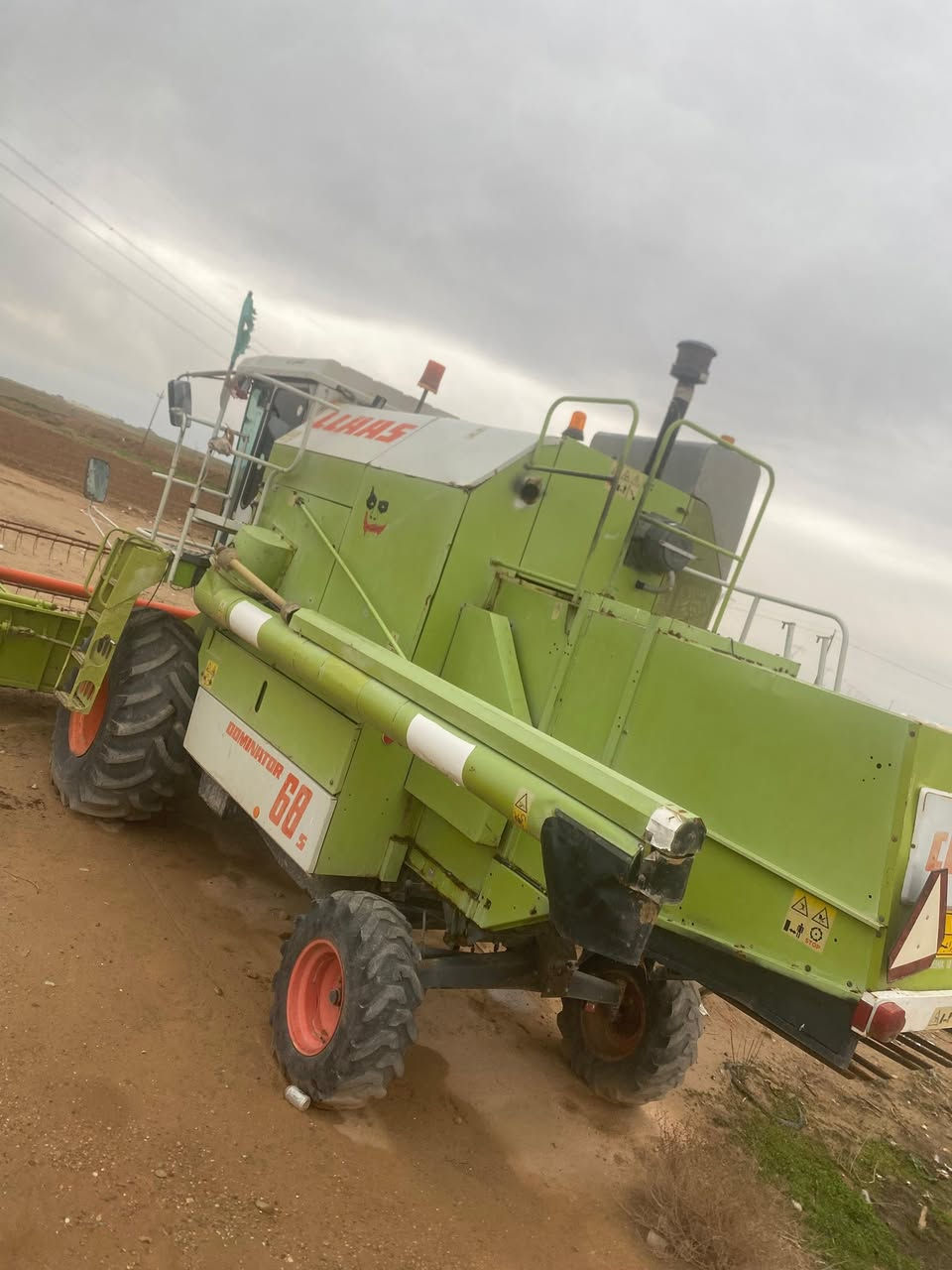 حاصوده للبيع موديل 2000شرط النضافه مديومه ادامه كامله تاير حرفش مابيه اي طك الحيم هاذه رقم التلفون ***********
