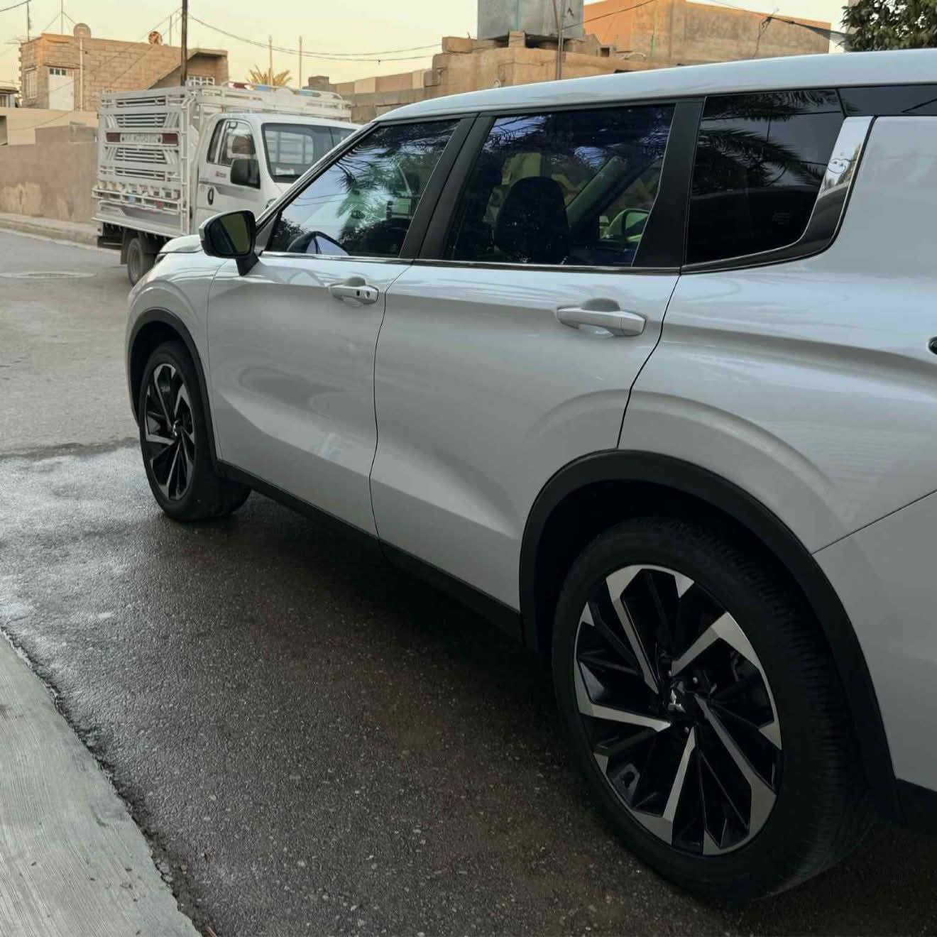 السلام عليكم
اوتلندر 2024

فول مواصفات عدى الفتحه 

ماشيه 20 الف 
سياره جديده مابيها اي نقص احلى من الصور 

حادثها فقط الصندوق بدون اي دواخل 

رقم بغداد 
السعر 230, بيها مجال 

***********
