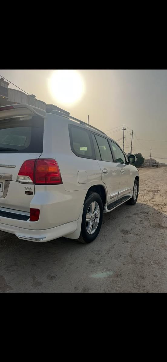 لاند كروز
2013
فطيم
رقم بغداد 
باسمي  
مكفوله عدا بارد حافه الباب ما مبين 
وصبغ ربع الدعاميه الخلفية 
كير مكينه حداديه بعدها شركه 
كراسي جلد تحكم كهربا
شاشه كبيره 
لايت زنون
هوك خلفي
تحكم ستيرن 
دفع رباعي خفيف ثقيل
مانع انزلاق 
انضمه قياده متعدده
نضام اقتصاد خاص
وباقي مواصفات السياره معروفه
السعر 42 الف يعني 420 ورقه 

***********رقم صاحب السياره
