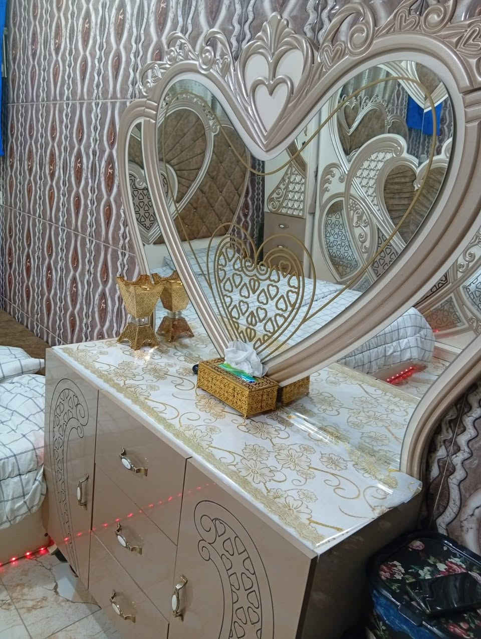 السلام عليكم غرفة نوم تركي 8 قطع حجم جبير مستخدم منه بس الكنتور والجرباية وميز توالت والباقي بالكارتون مامستخدم لان مكان زغير سعره 750 وبيه مجال بسيط ***********
