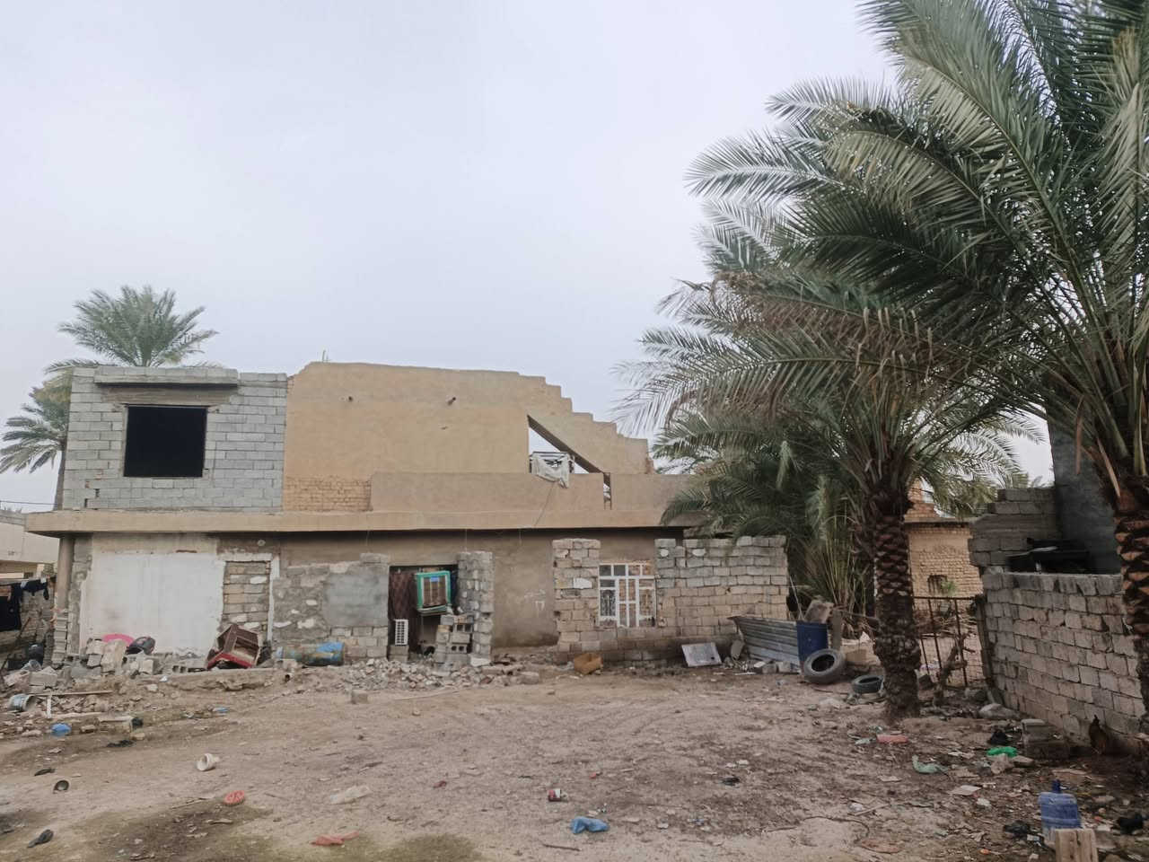 السلام عليكم
1.بيت طابقين للبيع مساحة البيت 400متر القطعة الوراها 500م
2.البيت يحتوي طابق ارضي غرفتين 4×5 ممشة ودرج هول 6×5 
استقبال 7×5 كندور واسع مطبخ 4×4 مطبخ حار 4×3ونص حمام 2×2 وطرمه واسعة تحتوي على بابين الباب الاولى على البيت والثانية على القطعة الورة البيت. 
3.طابق ثاني غرفتين الاولى 6×5 والثانية 4×4 مطبخ 4×5 استقبال 5×4 وحمام وتواليت 
4. السعر 200 قابل للتفاوض
5. بيت كلش واسع يكفي 3 عوائل المكان بعقوبة الحديد تتن
6. ملاحضة المساحة الرسمية 400م طابو صرف  اتصل
***********
