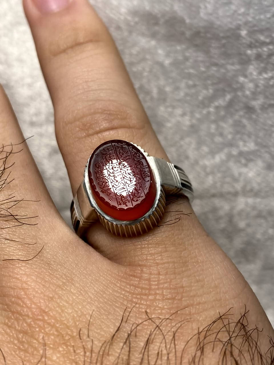 اللهم صل على محمد وآل محمد 
خاتم من العقيق اليماني احمر طبيعي خام جميل جداً 
مقاس الخاتم 23 مقاس الحجرة 13 ملم 

مخطوط الآية الكريمة { وإن يكاد الذين كفروا ليزلقونك بأبصارهم لما سمعوا الذكر ويقولون إنه لمجنون * وما هو إلا ذكر للعالمين }

بخط الاستاذ ✍️ (عرفانيان) من تلامذة الاستاذ (عباس ظابطي) 
ملاحظة مهمة : ( السعر غير مناسب 🤍 ) 

للاستفسار خاص او واتساب *********** 
توصيل جميع محافظات العراق 🚘
