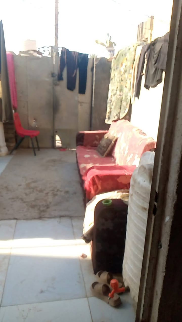 سلام عليكم بيت حواسم للبيع با6000 بحي المجتبئ بصف الاعدادية رقم ***********
