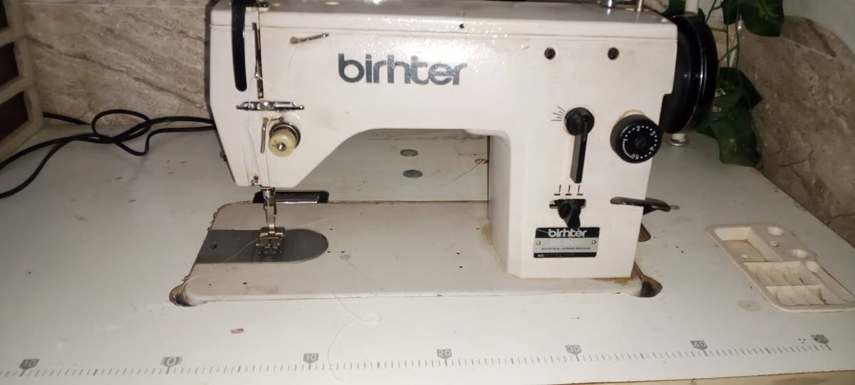 مكينة خياطه جاهزه ونظيفه مابيها اي عيب سعرها ١٥٠ الف وبيها مجال بسيط ***********
