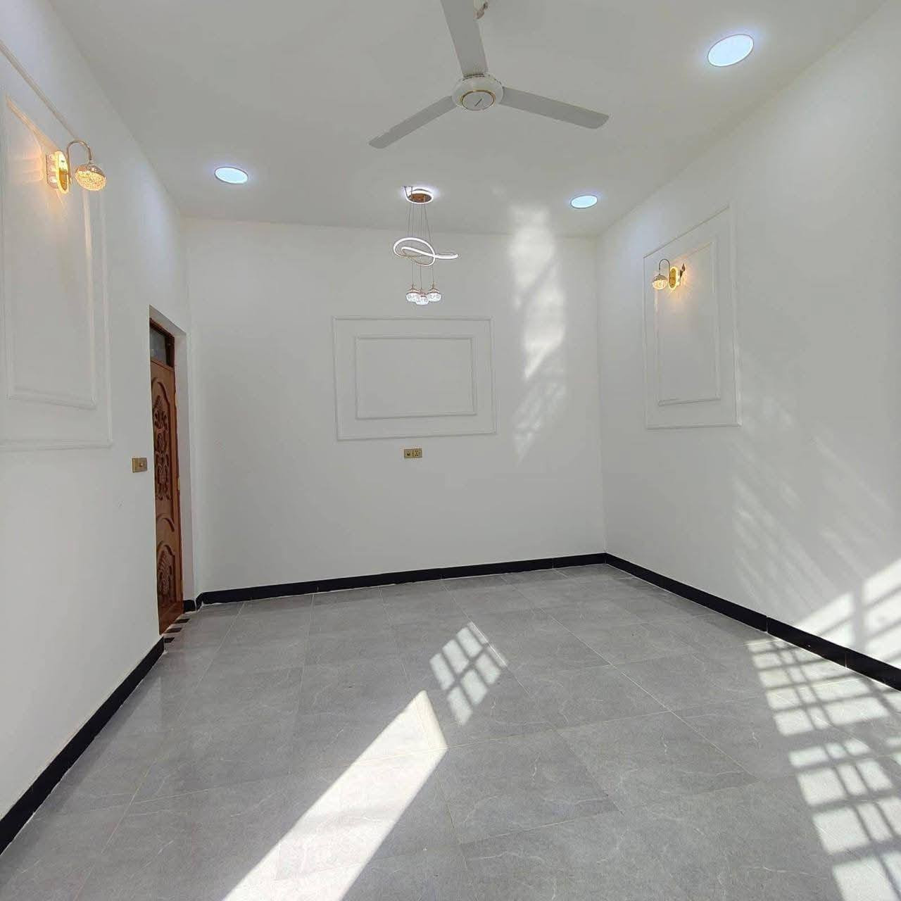 سلام عليكم للاستفسار ***********
بيت للبيع المساحة 200متر
يحتوي على غرفتين منام 
#واستقبال 
#ومطبخ
#كراج
#البيت يقع على شارع تبليط مباشرتا السعر 118مليون وبي مجال 
العنوان ابي الخصيب حمدان خلف جامع القدس
للاستفسار ***********
