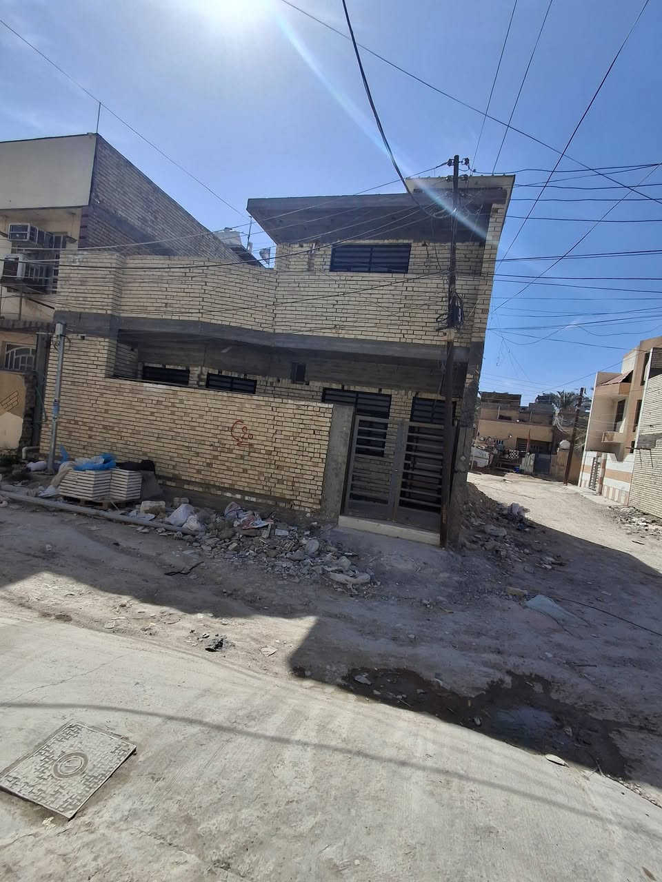 بيت للبيع مساحه 100متر مربع (١٠×١٠) ركن طابو زراعي سند ٢٥
 بناء حديث سنة ٢٠٢٦  طابق ونص يتكون من استقبال وصاله ومطبخ وغرفة نوم وحمام جوه
 والطابق الثاني غرفة وهول كبير وحمام وسطح 
العنوان : الزعفرانية/ نهاية شارع المعهد/ محلة 962 خلف مدرسة السلام 
التواصل : الاتصال على الرقم *********** 
او المراسلة على الواتساب *********** 
موقع البيت على الخريطة : https://maps.app.goo.gl/Ex2bJVUG3SKPyUJx8?g_st=aw
