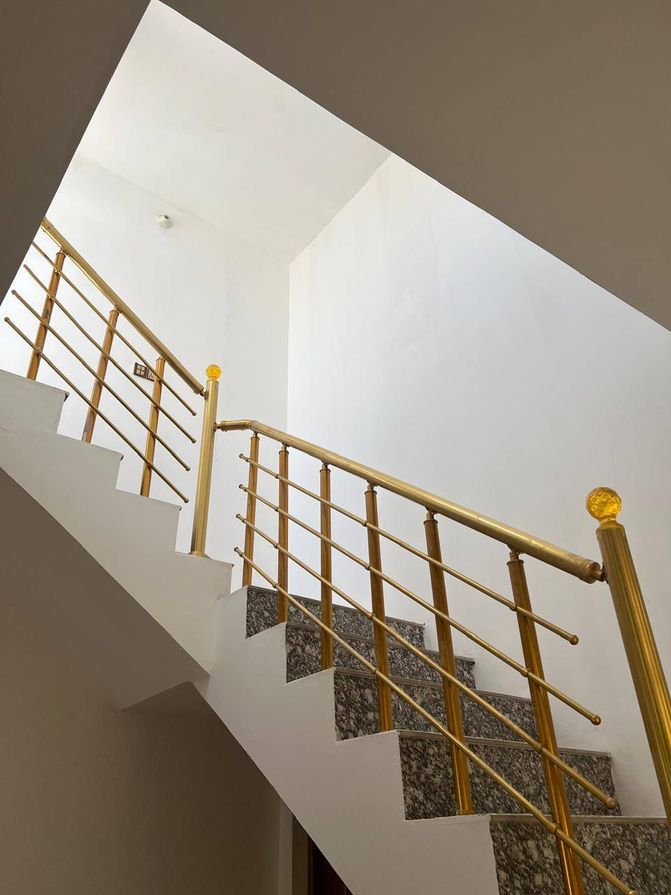 السلام عليكم
دار 100للبيع اساس صب بناء طابوك سقف صب يحتوي على غرفه وصاله مفتوحة عالمطبخ   واستقبال وحمام داخلي وخارجي البيت نظيف 
العنوان :النجف الاشرف -شارع المطار القديم -مقابيل مدرسة الجنائن 
قريب عالشارع 
السعر: (٥٥)مليون وبي مجال
للاتصال. ***********

