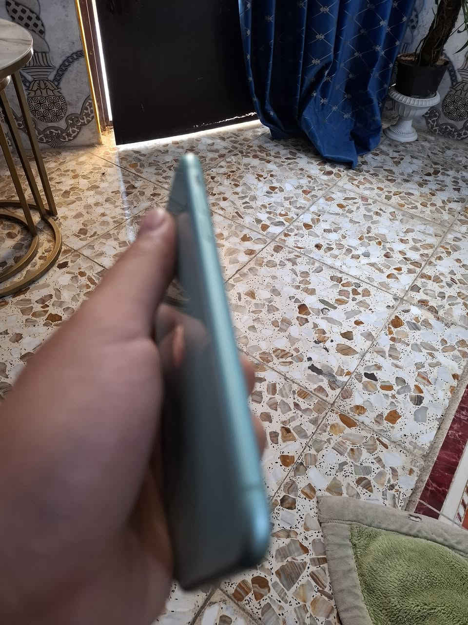 السلام عليكم آيفون 11 عادي ذاكره 128 مكفول وتر الجهاز فقط بي خطوط بسيطه بالشاشه مامثره ع كلشي السعر 200 قفل مكاني بغداد الراشديه ***********
