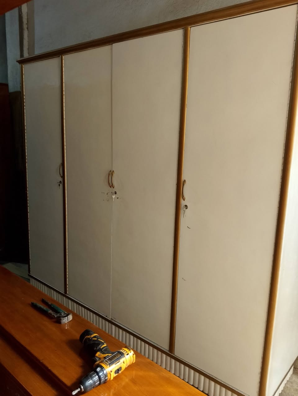 السلام عليكم كنتور 4 باب نجاره درجه اولى نضافه فول العنوان حله شارع ابو القاسم ***********واتس
