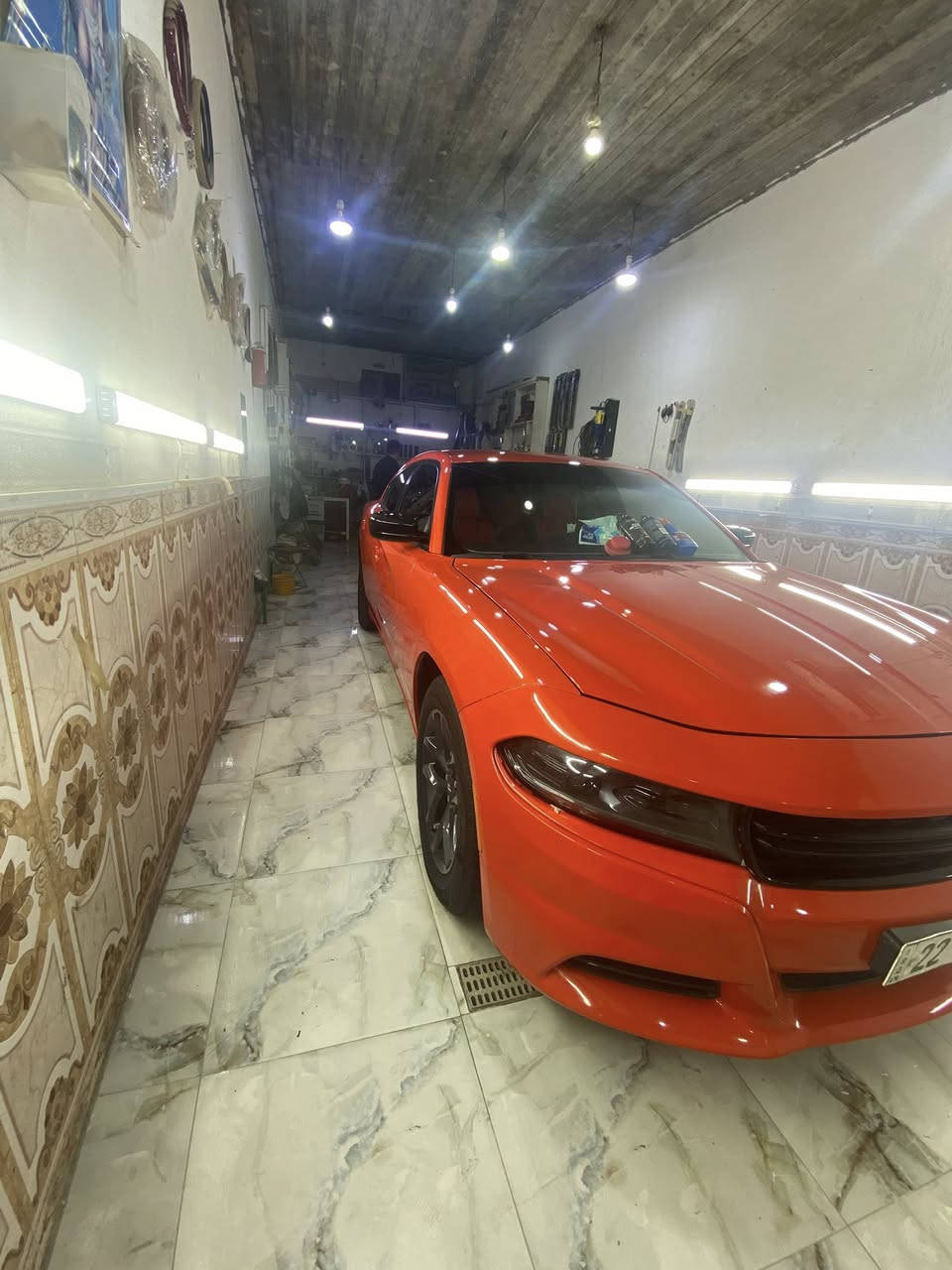 سلام عليكم 
جارجر لون مميز ( برتقالي )
مديل 2018 وارد كندي
داخله كفاله بلعراق تبديل جاملق ايمن 
وبارد بسيط بجاملق الأيسر ( الأماميات )
ودحكه يم الباب الخلفي شوف العين بسيطه
ماشيه 250 الف كيلو تقريباً 
السعر 225 مجال قليل
العنوان البصره القرنه
***********
