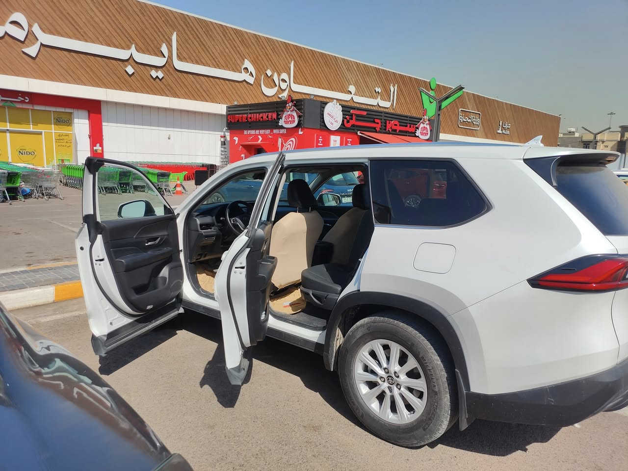 تويوتا كراند هايلندر بنزين 
موديل : 2024
ماشي : 30الف ميل
السيارة : فقط بالصندوق على كد الطخة بارد
مواصفات : XLE قمارة حديد
محرك : 4 سلندر
حجم محرك : 2400تيربو 
قمارة حديد 
 كلهه بلادي سيارة 7راكب سيارة شغاله 
عنوان : بغداد الدورة شارع الشرطه 
***********
*********** واتساب
