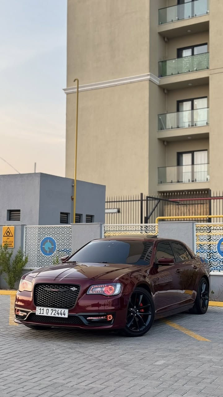 السلام عليكم كرايسلر SRT – Last Call موديل 2023
المحرك: V8 سعة 6.4 لتر (6,400 سي سي) – SRT

اللون: كرزي 

العداد: 11,000ميل 

الرقم: بغداد باسمي

الفئة: أعلى فئة – مواصفات خاصة

الموقع: بغداد

أهم المواصفات المتوقعة لكرايسلر SRT 2023 Last Call (أعلى فئة):

الاضافات :

اكزوز كورسا

تفريغ +برمجة 

ولف حماوه ريسنك حماوه ربع

اوركل بجم كامل متحرك 

الأداء:

محرك HEMI V8 سعة 6.4 لتر بقوة تقريبية 485 حصان.

ناقل حركة أوتوماتيكي 8 سرعات مع نظام تبديل السرعات من المقود.

نظام دفع خلفي

ويالهSRT رياضية قياس 20 إنش.

أضواء LED أمامية وخلفية مع إضاءة نهارية.

فتحات تهوية على غطاء المحرك لزيادة التبريد.

مقاعد جلد هلكات ، تبريد وتدفئة للمقاعد الأمامية +تدفئة للمقاعد الخلفيه.

شاشة وسطية Uconnect قياس 8.4 – 10.1 إنش (حسب النسخة) مع دعم Apple CarPlay و Android Auto.

عدادات رقمية SRT مع أوضاع قيادة رياضية (Track, Sport, Auto).

نظام صوتي فاخر Harman Kardon أو Alpine (19 سماعة).

مقود رياضي مسطح من الأسفل مع تحكمات متعددة.

السلامة والمساعدة:

نظام تحذير من التصادم الأمامي (FCW).

نظام مراقبة النقطة العمياء (Blind Spot Monitoring).

حساسات أمامية وخلفية + كاميرا رؤية خلفية.

نظام مانع انزلاق + تحكم إلكتروني بالثبات.

صبغ جاملغ وبنيد فقط

المكان بغداد

للاستفسار 

***********
