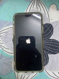 ايفون X s الجهاز فقط مبدل شاشة كل اجزاءه شغالة بطاريته ٧٧ السعر ١٥٠ ال...