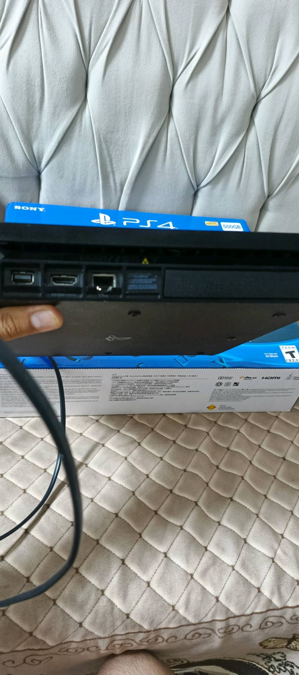 بلي ستيشن 4 سلم 
ذاكره 500
الملحقاات: جوستك+كيبلات كامله+يو بي اس
3اقراص. فيفا2025 جي تي اي5. كريتوس4 
جهاز نضيف كلش استخدمته قليل 
مكاني البصره  للاستفسار خاص او واتساب لطفاً