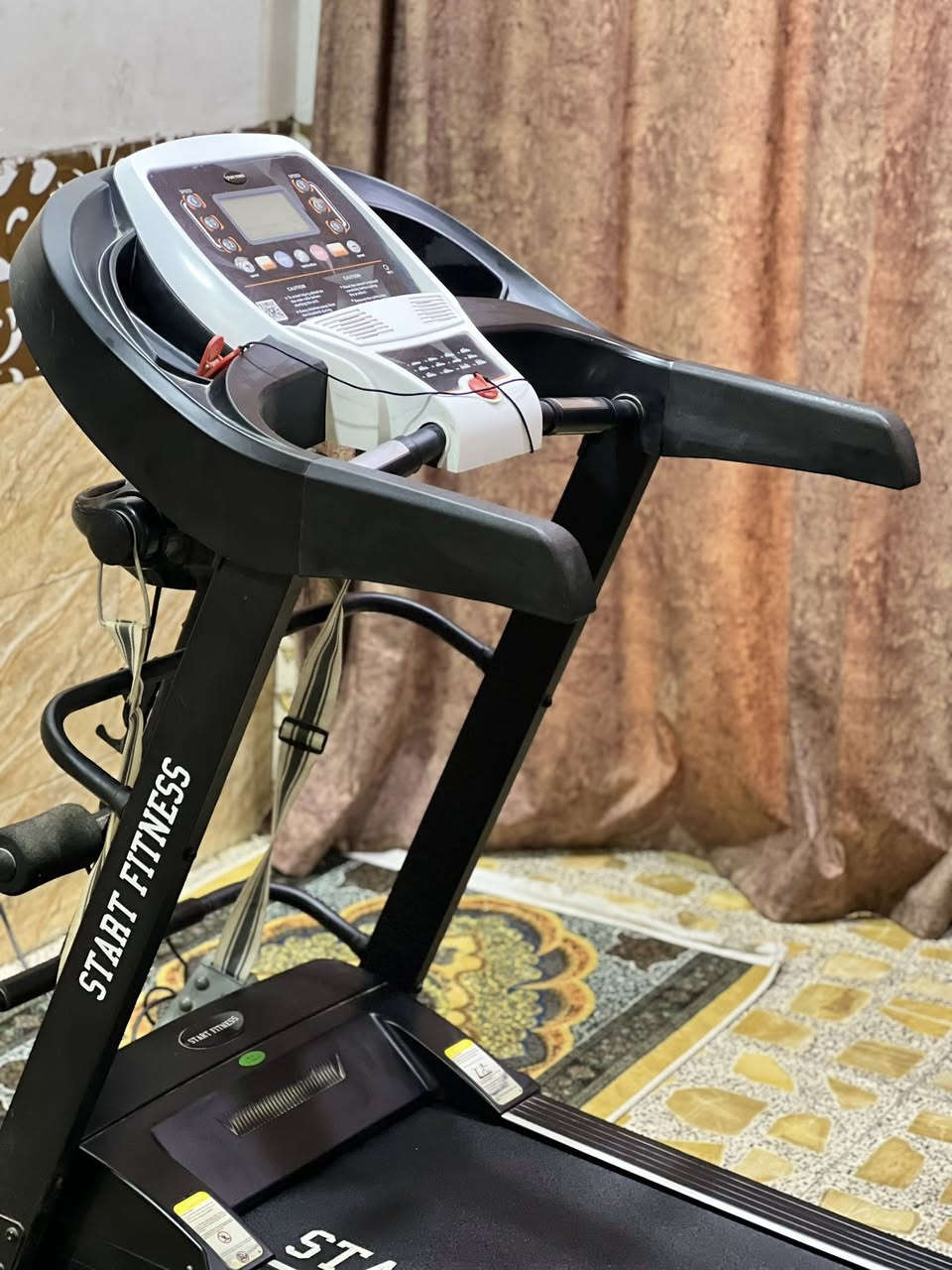جهاز جري ماركة ستارت فتنس ماركة معروفه🏃🏼
يحمل 140KG+سرعه14.0KM🏃🏼
يحتوي على جهاز رجاج تكسير الشحوم🥊
يحتوي على شناو بطن 🥋
بي شاشه تعد1️⃣ وقت2️⃣قياس نبضات القلب3️⃣قياس المسافه المقطوعه4️⃣قياس حرق السعرات الحراريه5️⃣السرعه المتحكمه 
كذلك يحتوي على مفتاح امان للطوارئ 🔐 
وبي أواكس بلوتوث 🎵🎶
جهاز يطبك ومياخذ مساحه➰
سعره 280 الف👉🏻
بغداد يوجد توصيل محافظات 🚚 
***********
