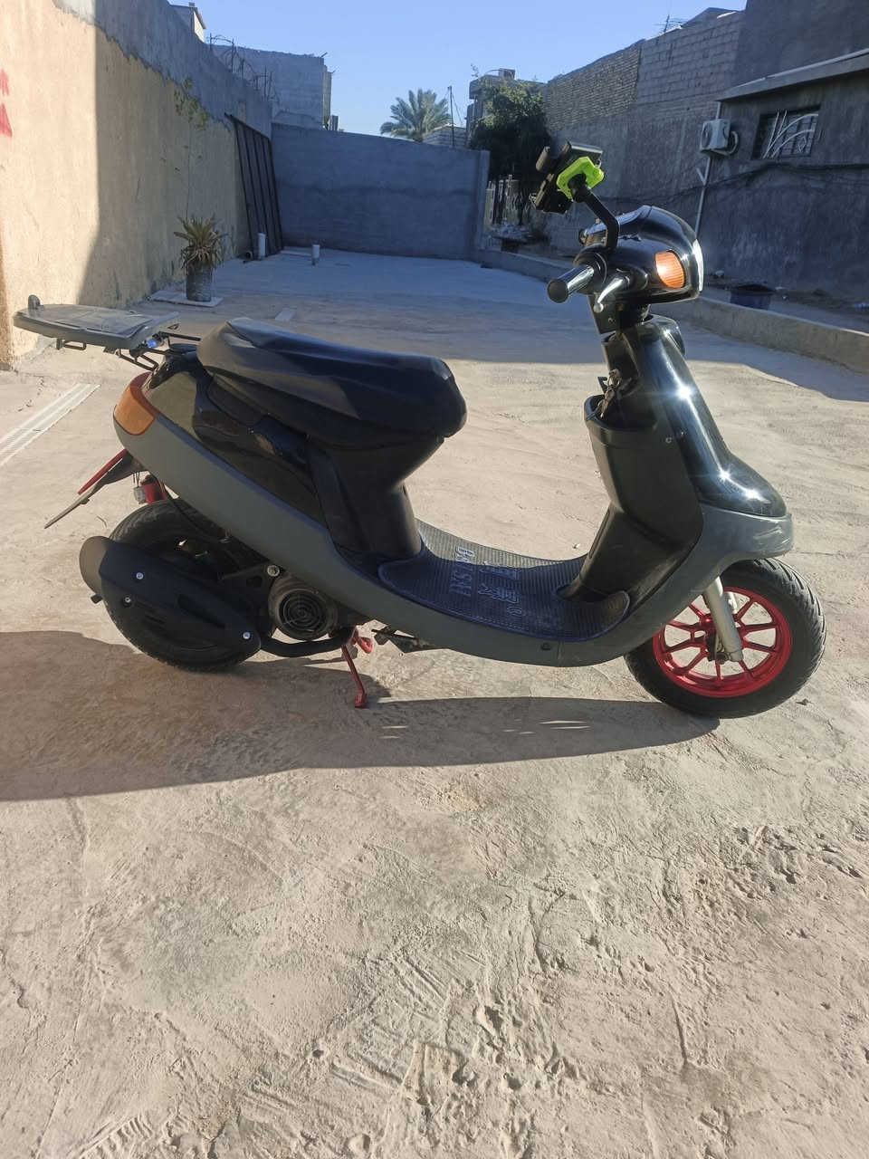 اسلام عليكم دراجه النوع بطه لون اسود للبيع محرك 80مو ستين يعني سرعت الدراجه 80 ماشه وتايرات ووياله ماكس كابريته دبل جديده دراجه مكفووله وحلوه ومرتبه السعر 400مكاني كربلاء ***********
