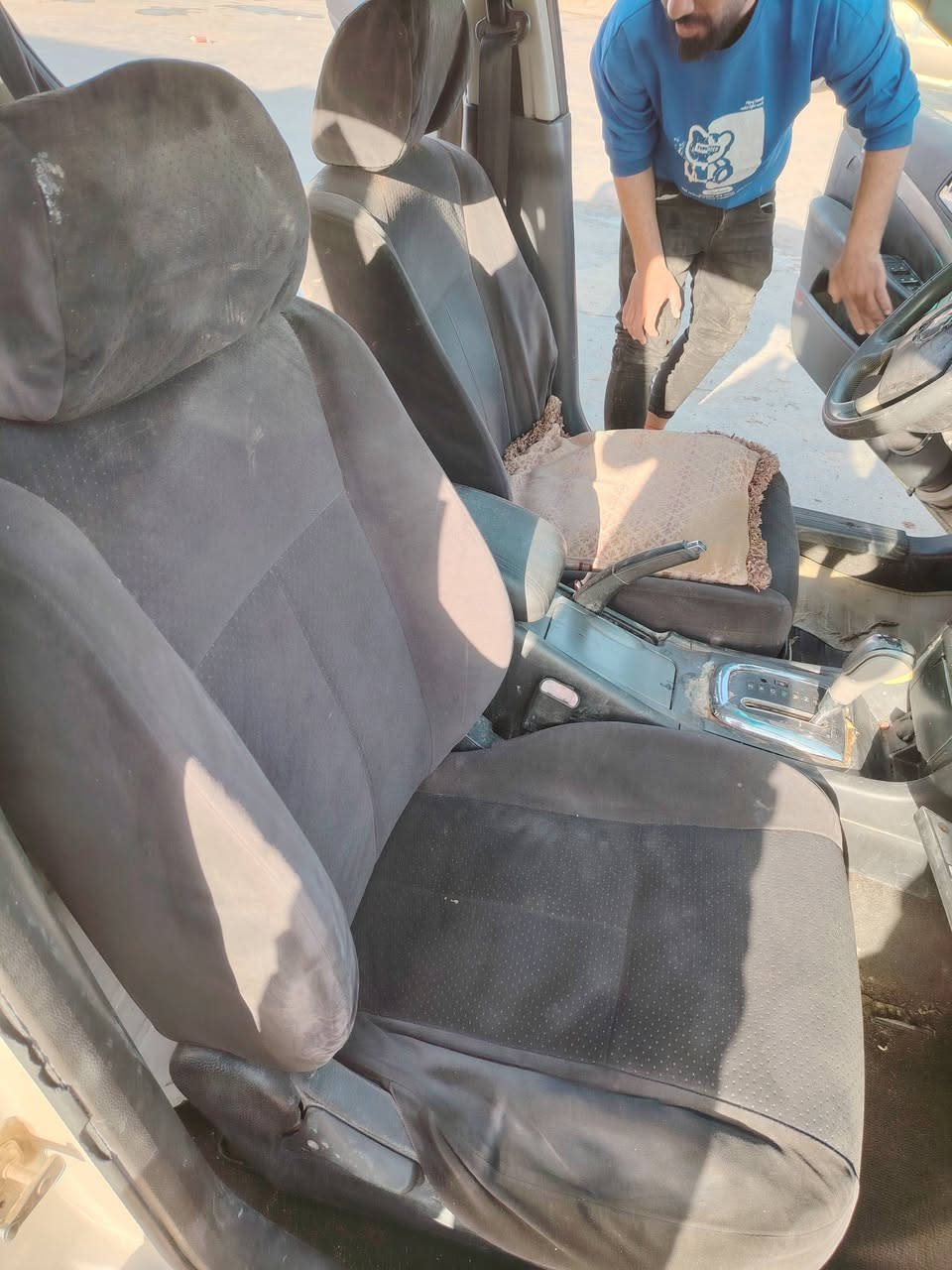 سلام عليكم ابكة سيارة خير من الله  راعيهة يمي واني ابو لوكالة شوكت متريد داور اداورلك   مامطلوبة كير مكينة جدد ترايك وين متريد تايرات جدد دواخل حلوة السعر 20بيهة مجال لشراي التصال عل رقم ***********
