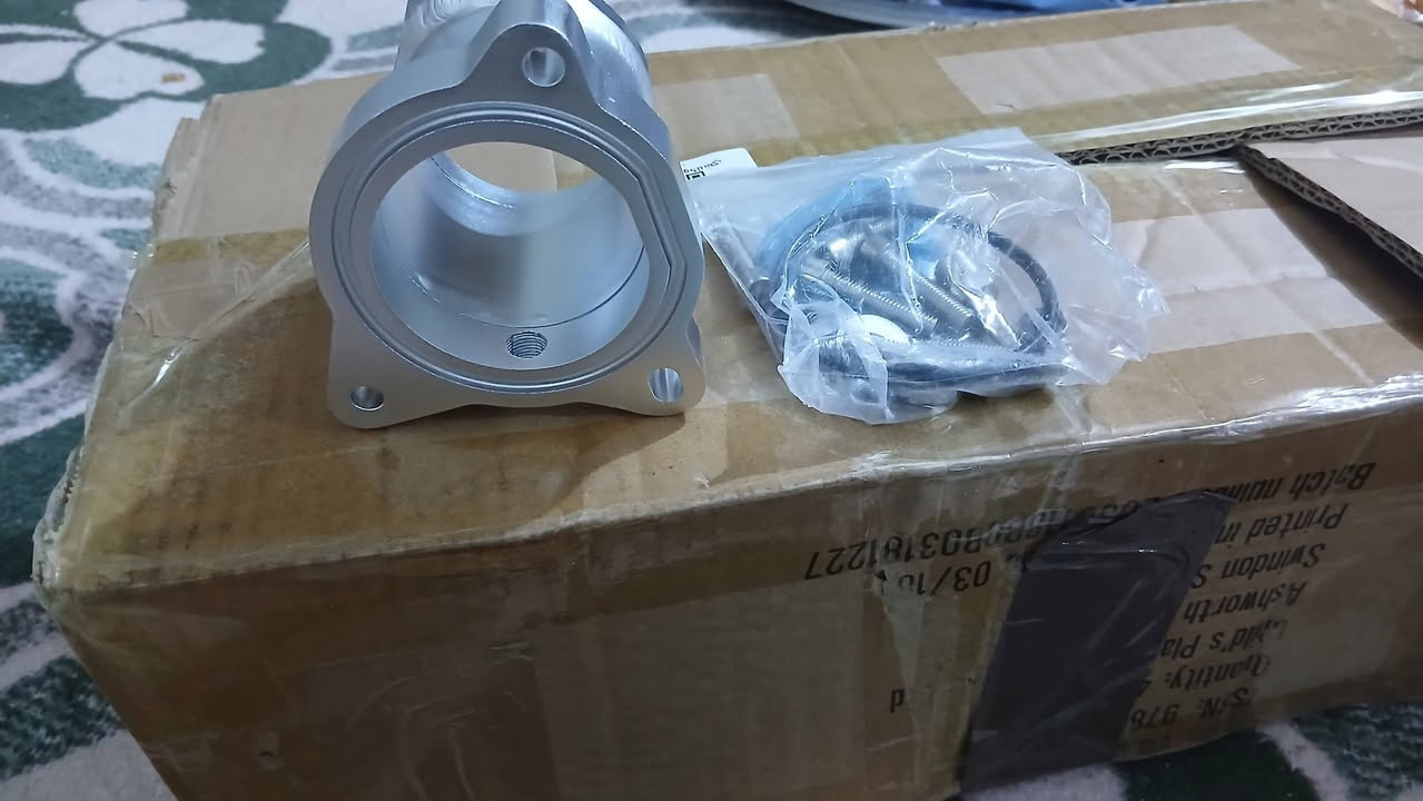 السلام عليكم
هذا المنتج هو طقم حذف صمام إعادة تدوير غازات العادم (EGR Delete Kit). 
إليك أبرز مواصفاته ومميزاته:
المادة: مصنوع من الألمنيوم المتين لضمان القوة وتحمل الحرارة. 
الوظيفة: يعمل على استبدال صمام EGR بالكامل لإزالة ترسبات القطران والرواسب داخل مجمع السحب. 
الأداء: يساهم في تحسين أداء المحرك، وزيادة كفاءته الحرارية، وتوفير استهلاك الوقود. 
المحتويات: يأتي الطقم مع الأنبوب المعدني ومجموعة من البراغي (المسامير) وحلقات الإغلاق (O-rings) اللازمة للتركيب. الاتصال على الرقم *********** او واتساب او *********** السعر 15 الف
