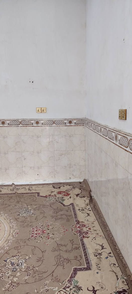 السلام عليكم بيت 100متر خلفي طابو صرف مداور طابو العنوان الناصرية حي الكرامه نهاية شارع العياده قرب صايدين جدد سعر 65وبي مجال الاستفسار على رقم ***********
