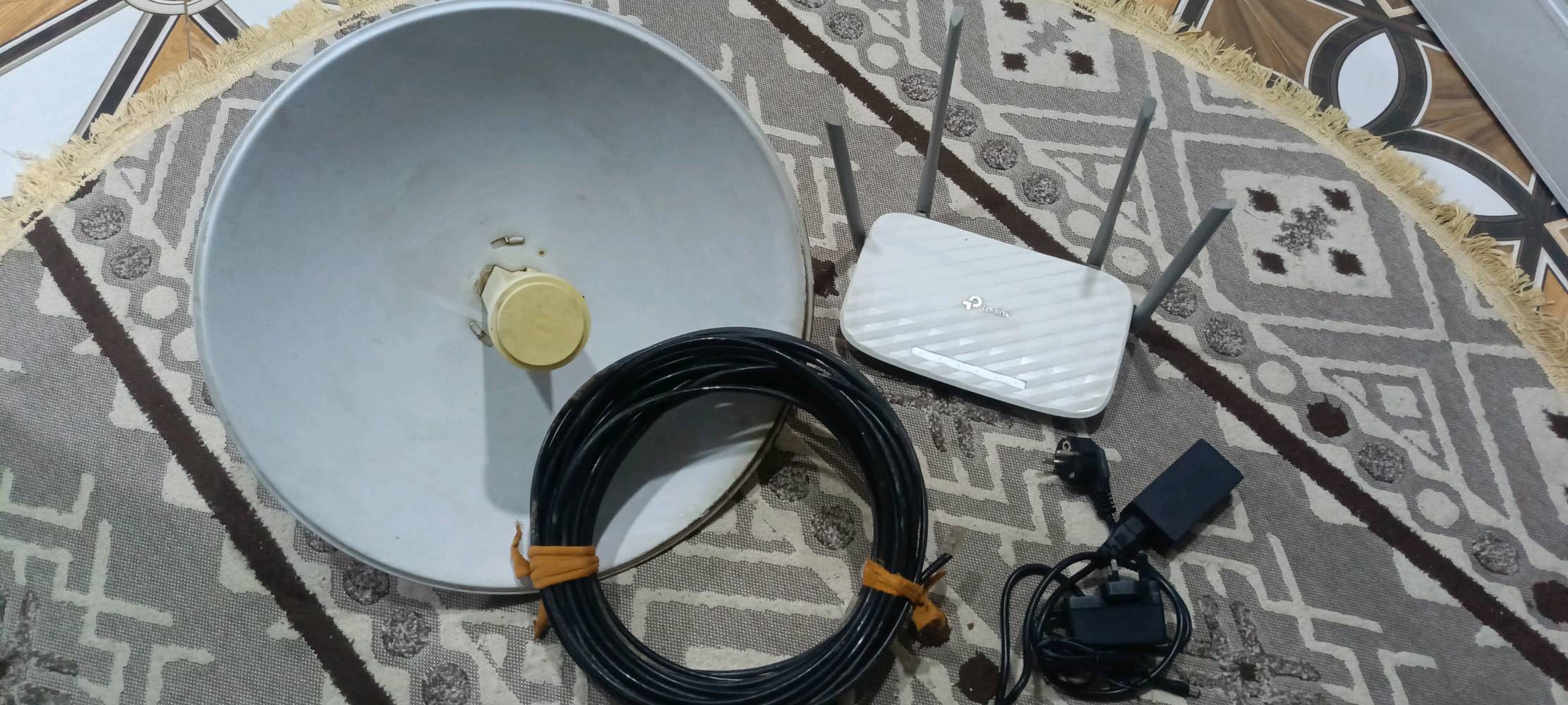 السلام عليكم البيع شبكه أنترنت كامل السعره ٨٠ الف
شكد طول السلك/الواير وياها؟ وهل كامل ونظيف وما بيه قص أو تصليح؟: 
٢٠متر من النوعيه الاصليه
العنوان الناصرية 