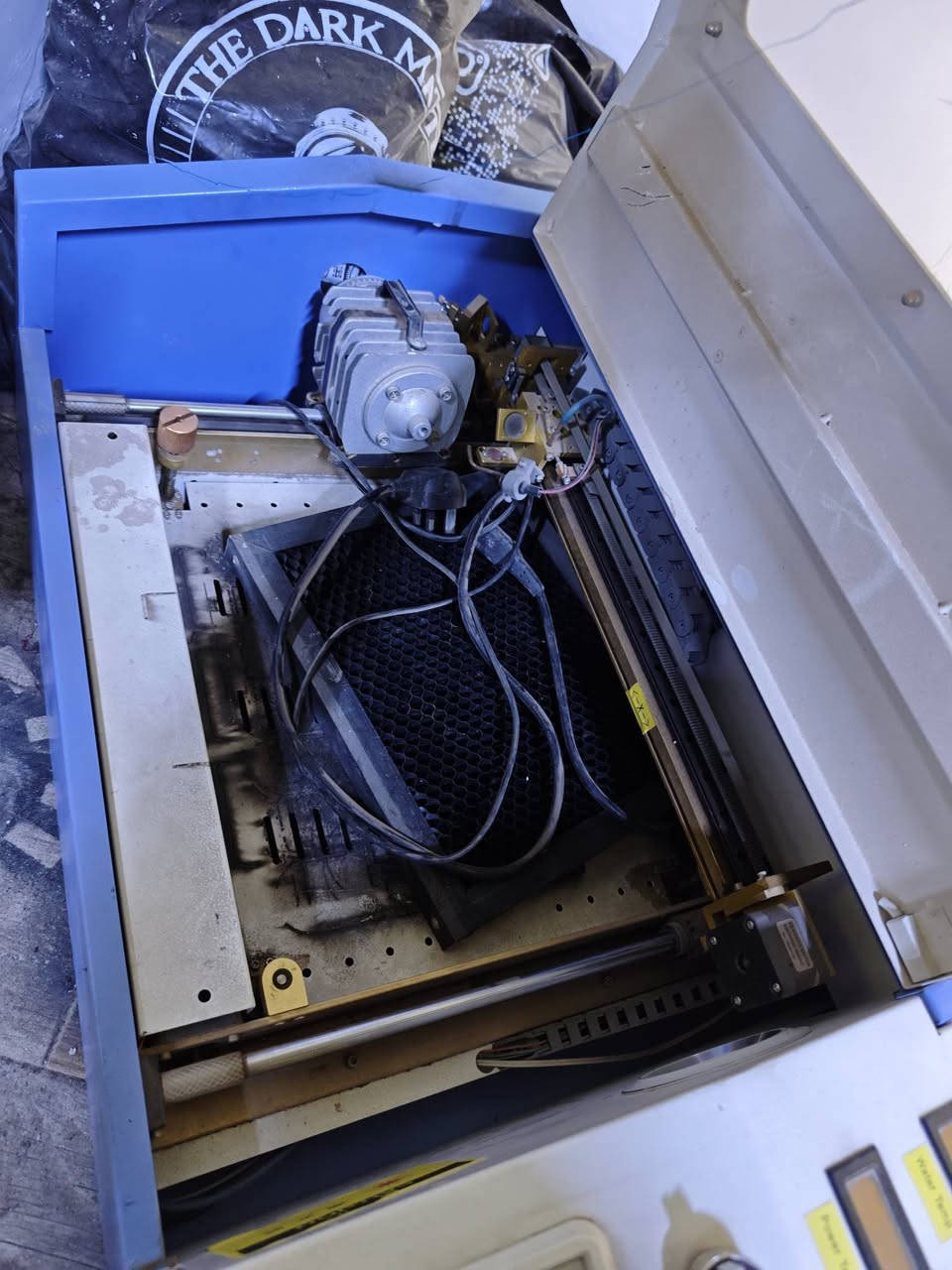 عندي جهاز co2 30*20 ينرادله تبديل تيوب وفحص power supply قيم واخذ *********** هذا رقمي بي واتساب وتوصيل موجود

