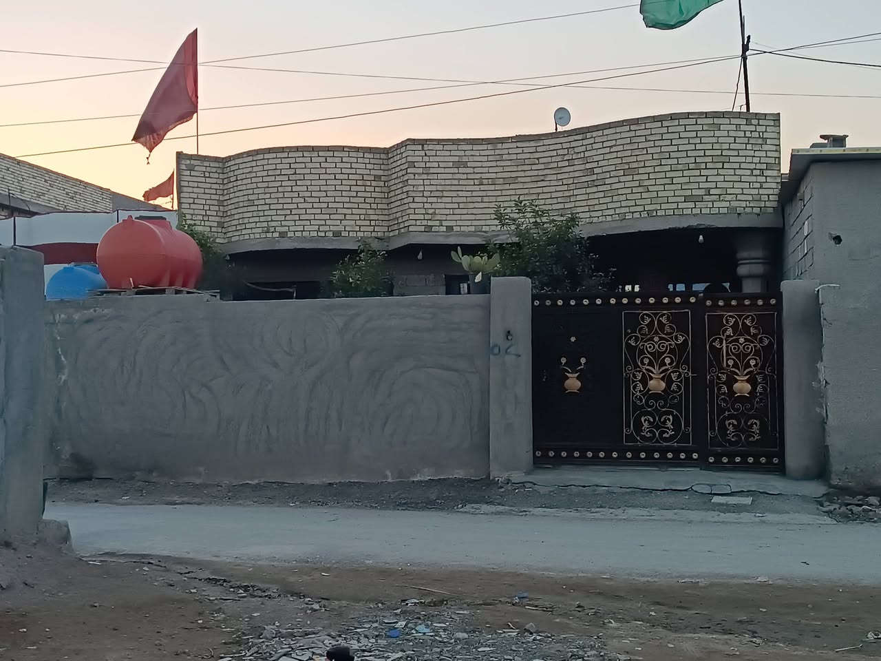 بيت للبيع مساحة 250
قرب القرية النفطية 
قرية الجوادين 
الاستفسار اكثر 
***********
