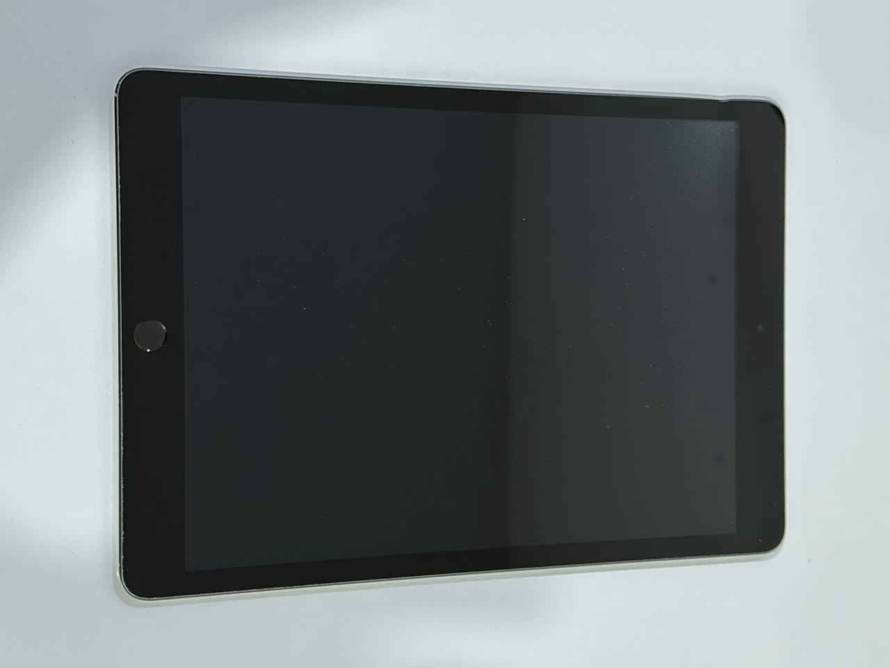 ايباد 9 للبيع
ذًاكره / 64
نضافه/ 90%
مثل ما موضح بل صور 
السعر 240 الف
ملحقات شاحنه كيبل
وكارتون 
متوفر توصيل ❤️
للاستفسار اكثر
***********
