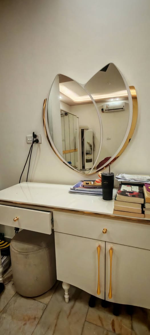 السلام عليكم
غرفة نوم تركي مستورد مو عراقي  ٩ قطع من هوم سنتر وصل موجود وي الصور

كنتور ست بيبان مرايات
تخت نفرين مع طاولات جانبية جرارة وحدة
شازلون مع جرارات ثنين
ميز مرايا مع جرارات ثنين وديلاب بابين
دولاب جرارات كبيرة اربعة
طبلة ميز
مرايا دوارة مع تعلاكة بالخلف

الغرفة مابيها شخط بعدها بنايلون مع سرير اصلي سبرنغ ومخدات السعر مليون وتسعمية 1,940,000

  بغداد حي الخضراء ***********
