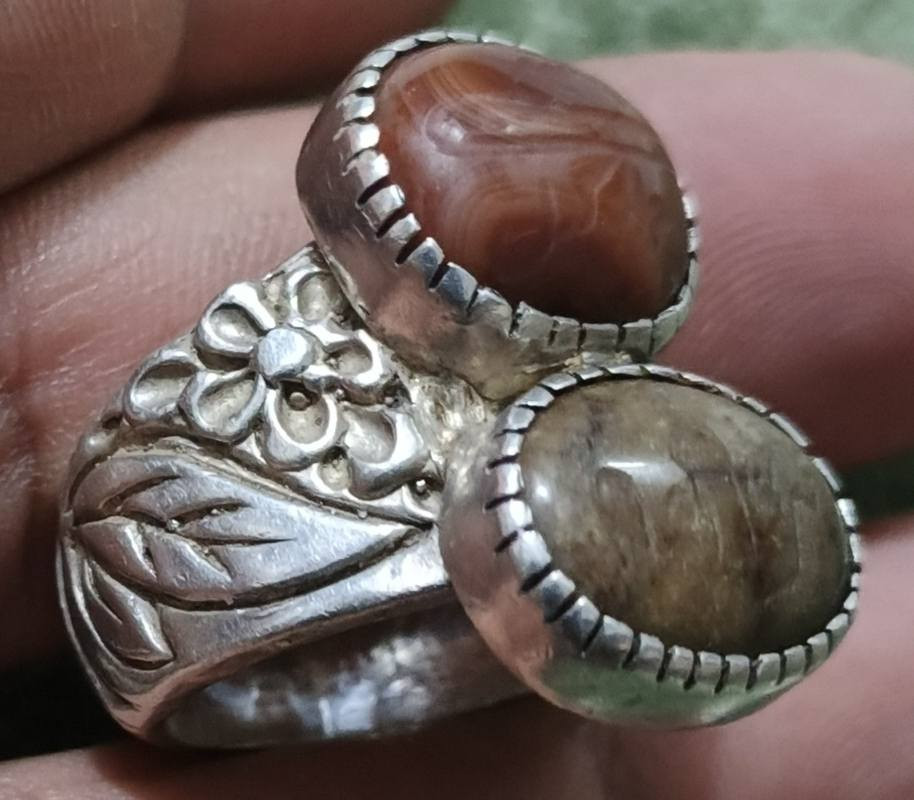 خاتم مزدوج يماني قديم حجره وصياغه قديمه وثقيلة للبيع
السعر ١٢٥ ألف مكاني نجف قريه الغدير ***********
