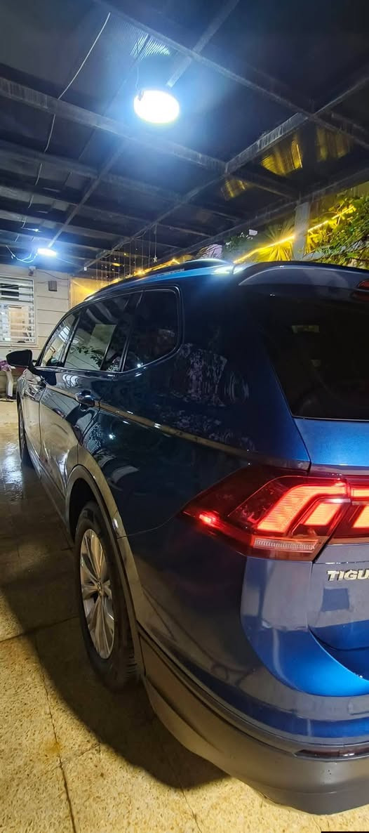 السلام عليكم
🚗 للبيع: فولكس واجن تيغوان TIGUAN S موديل 2019 🇮🇶🇨🇦
وارد كندي – رقم أربيل (تحويل مباشر بنفس اليوم)
✨ سيارة جاهزة بالكامل للاستعمال
🔧 المواصفات الفنية: • محرك 4 سلندر 2000 تيربو – قوة + صرفية ممتازة
• نظام دفع رباعي (4Motion) – مناسب لكل الطرق
• الممشى: 255,000 كم
🎯 المميزات: • شاشة لمس كبيرة تدعم Apple CarPlay
• كاميرا خلفية 
• مقاعد قماش أصلية مع تدفئة (هيتر)
• مثبت سرعة (Cruise Control)
• تحكم كامل بالستيرن
• إشارات بالمرايا الجانبية
• إضاءة LED نهارية
• لون أزرق مميز ✨
📍 الموقع: أربيل
📞 للاستفسار: ***********
سعر 135 قفل مكانها أربيل
