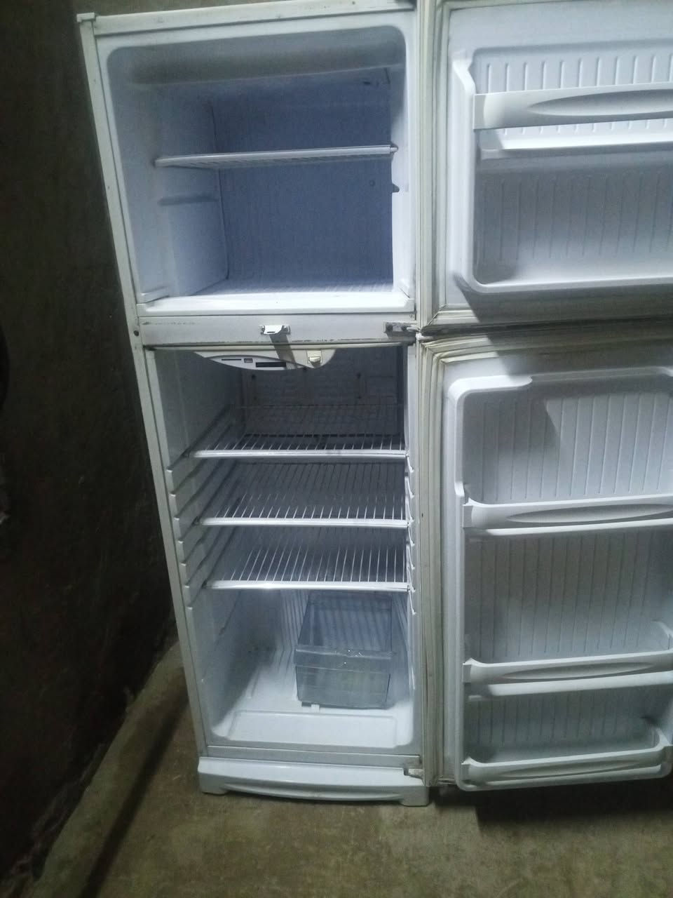 يوجد ثلاجه كونكرد شرط شغل للبيع سعرها 200وبي مجال للاستفسار اتصل ***********
