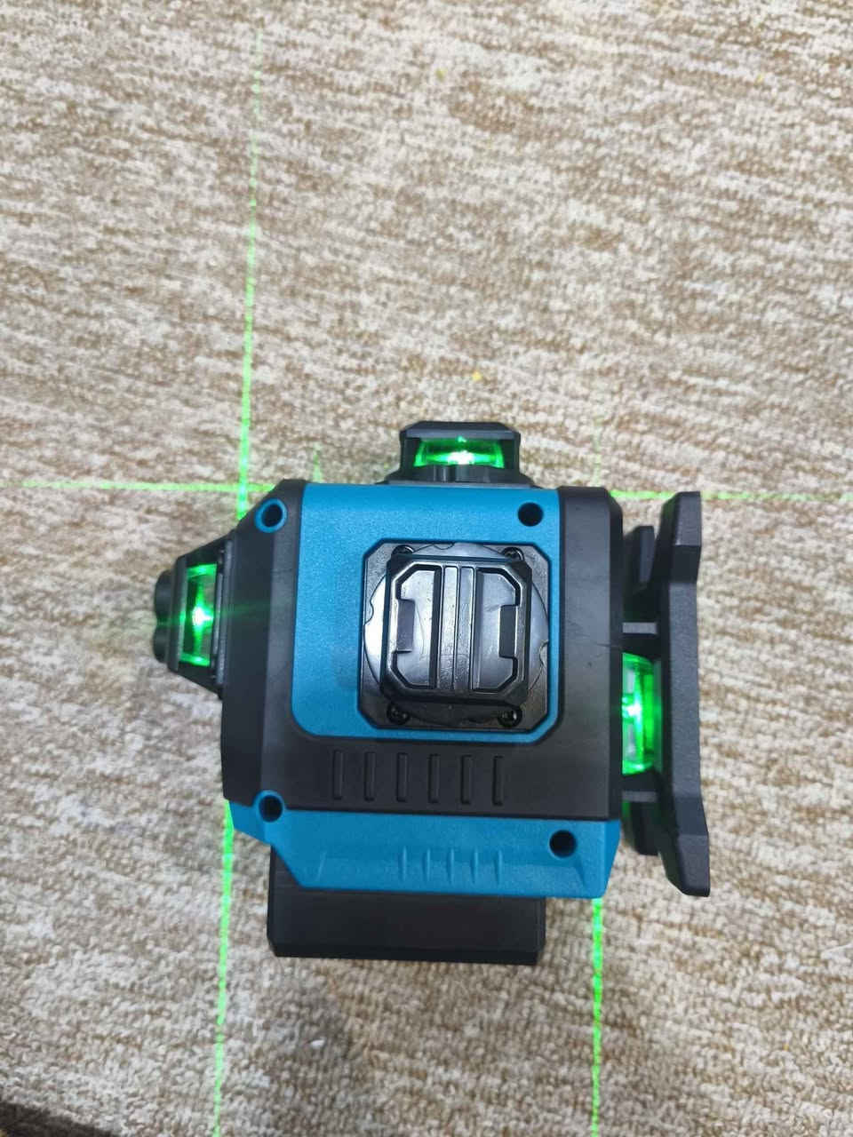 ليزر تسوية احترافي مناسب لأعمال البناء، تركيب السيراميك، الجبس، الأبواب، الشبابيك، الديكور وغيرها.
✨ المواصفات
  خطوط 360° 
 16 خط (4D)
دقة عالية ±0.2 ملم لكل متر
تسوية تلقائية (Auto Level)
مدى عمل حوالي 20 متر
بطارية ليثيوم
مقاوم للماء والغبار IP54
يعمل بخط أخضر 
🔥 إضاءة قوية جداً – واضح حتى في الأماكن المضيئة
🔋 وقت تشغيل إلى 5 ساعات
🌡 يتحمل درجات حرارة مختلفة
مناسب للمهندسين، البنّائين، الكهربائيين، النجارين، وأعمال التشطيب. كركوك, العراق


**إذا كنت صاحب هذا الإعلان وتريد حذفه لأي سبب، رجاءا أرسل رسالة إلى الدعم الفني**